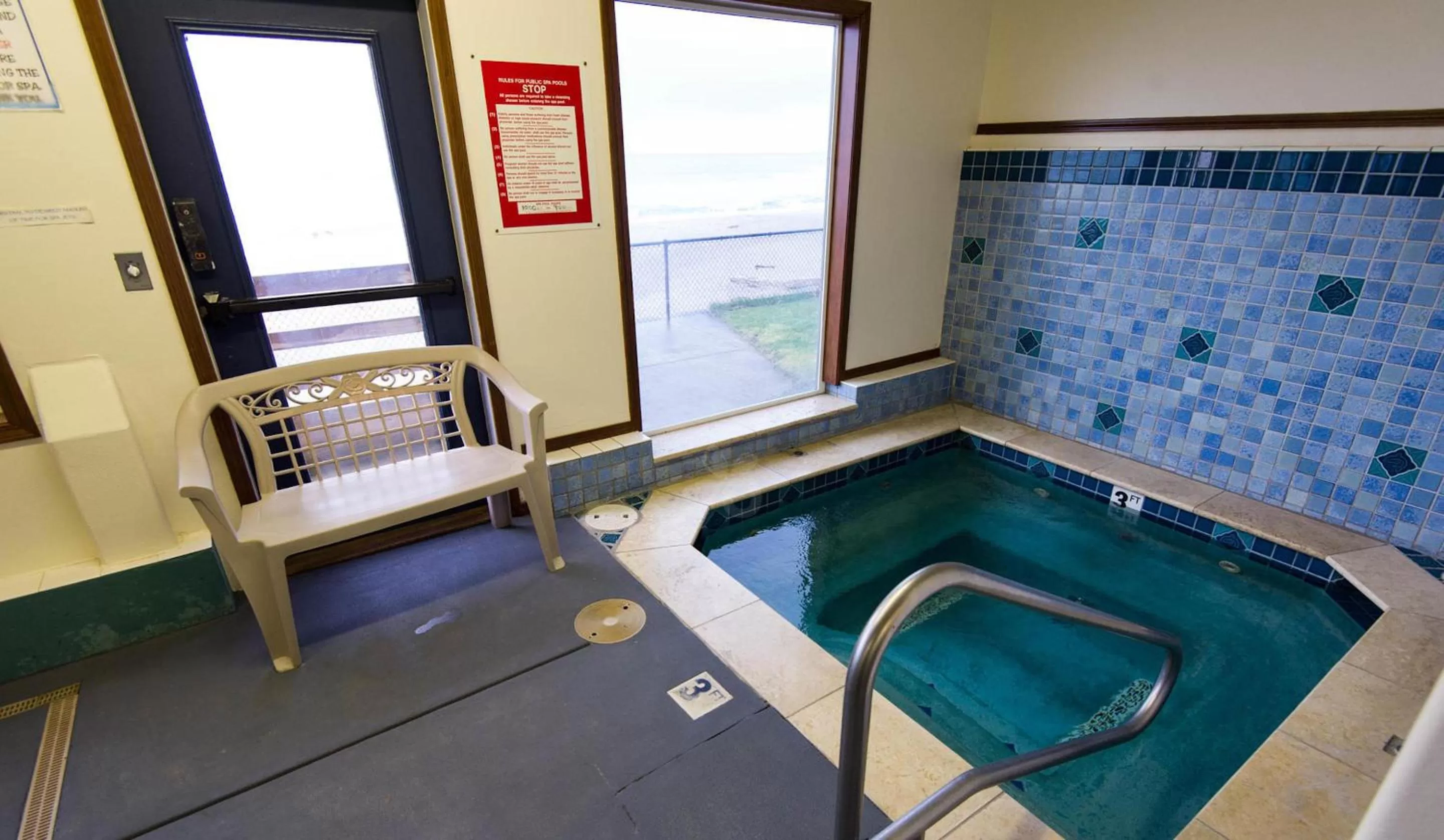 Hot Tub in The Sandcastle Beachfront Hotel