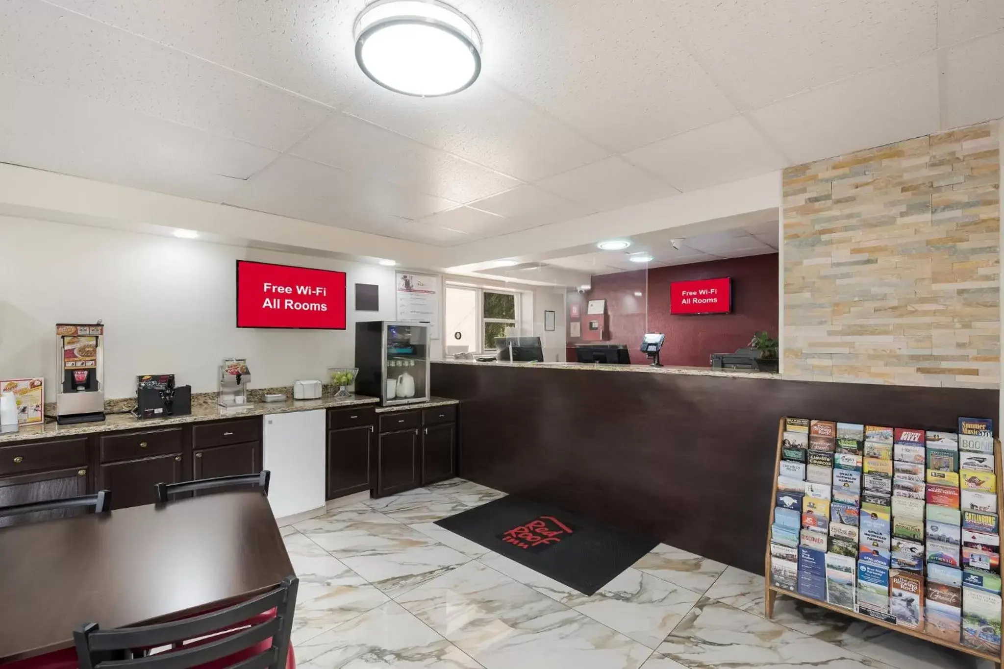 Lobby or reception, Restaurant/Places to Eat in Red Roof Inn Lenoir