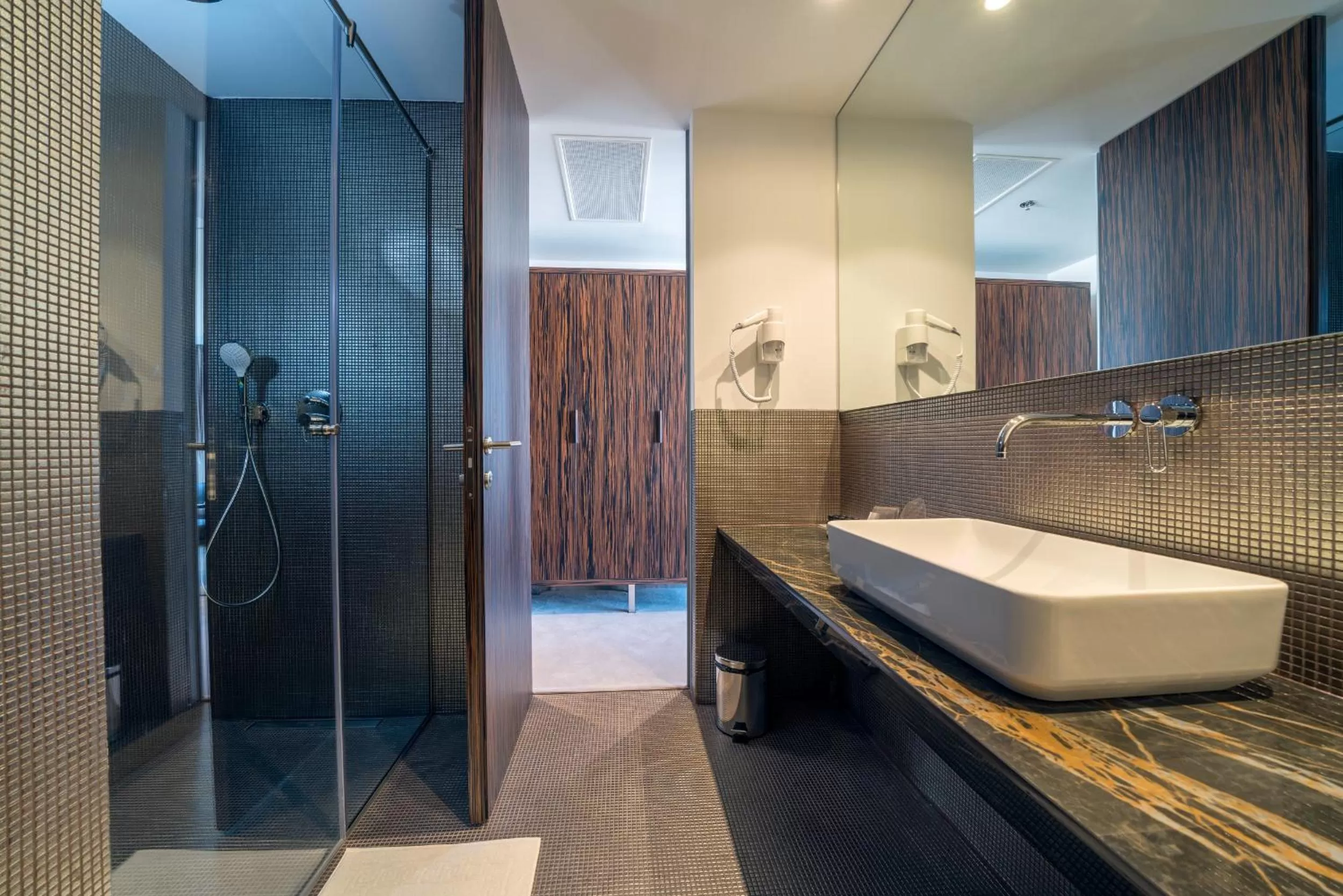 Shower in Bellevue Superior City Hotel