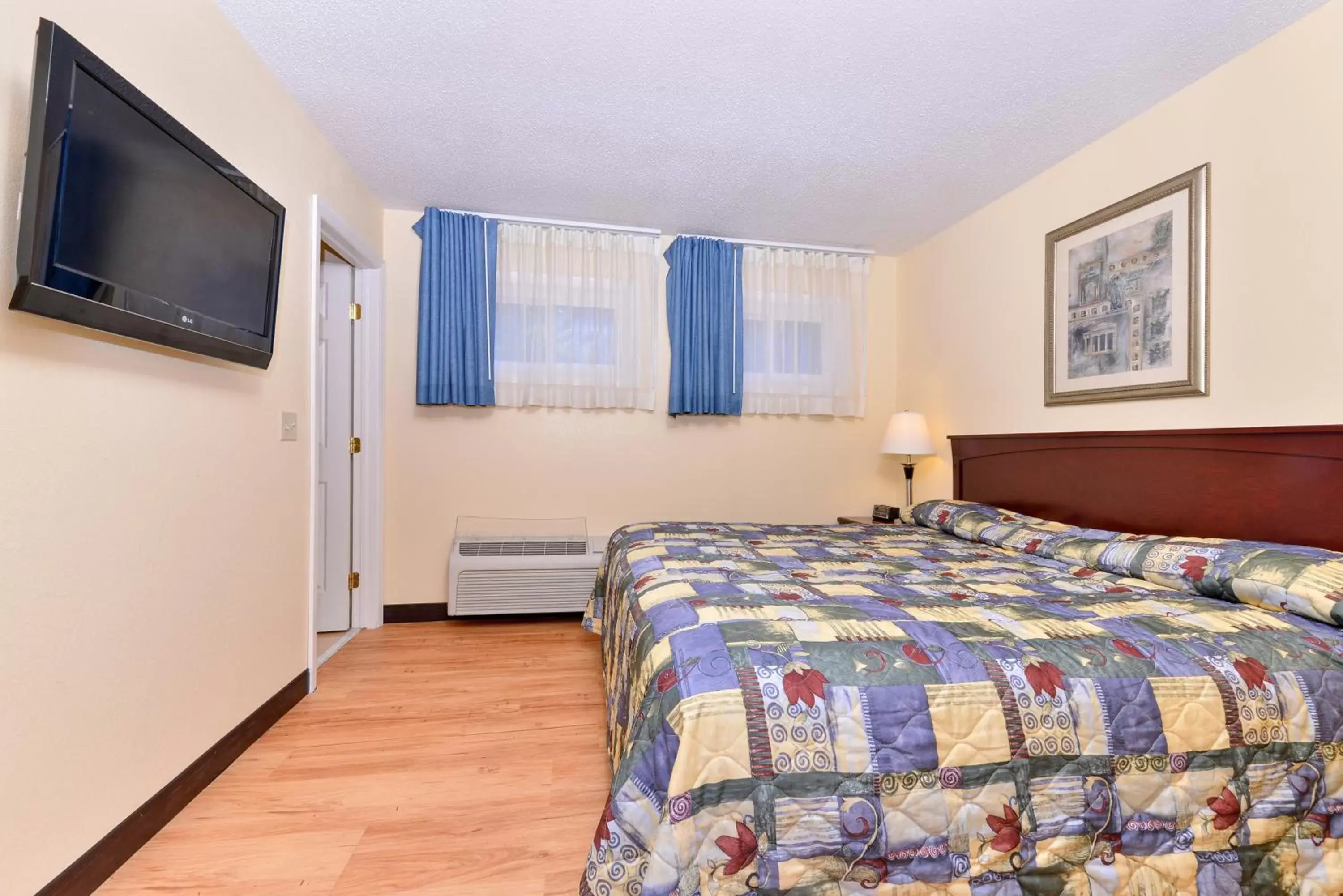 Bedroom, Bed in Tower Inn and Suites of Guilford / Madison