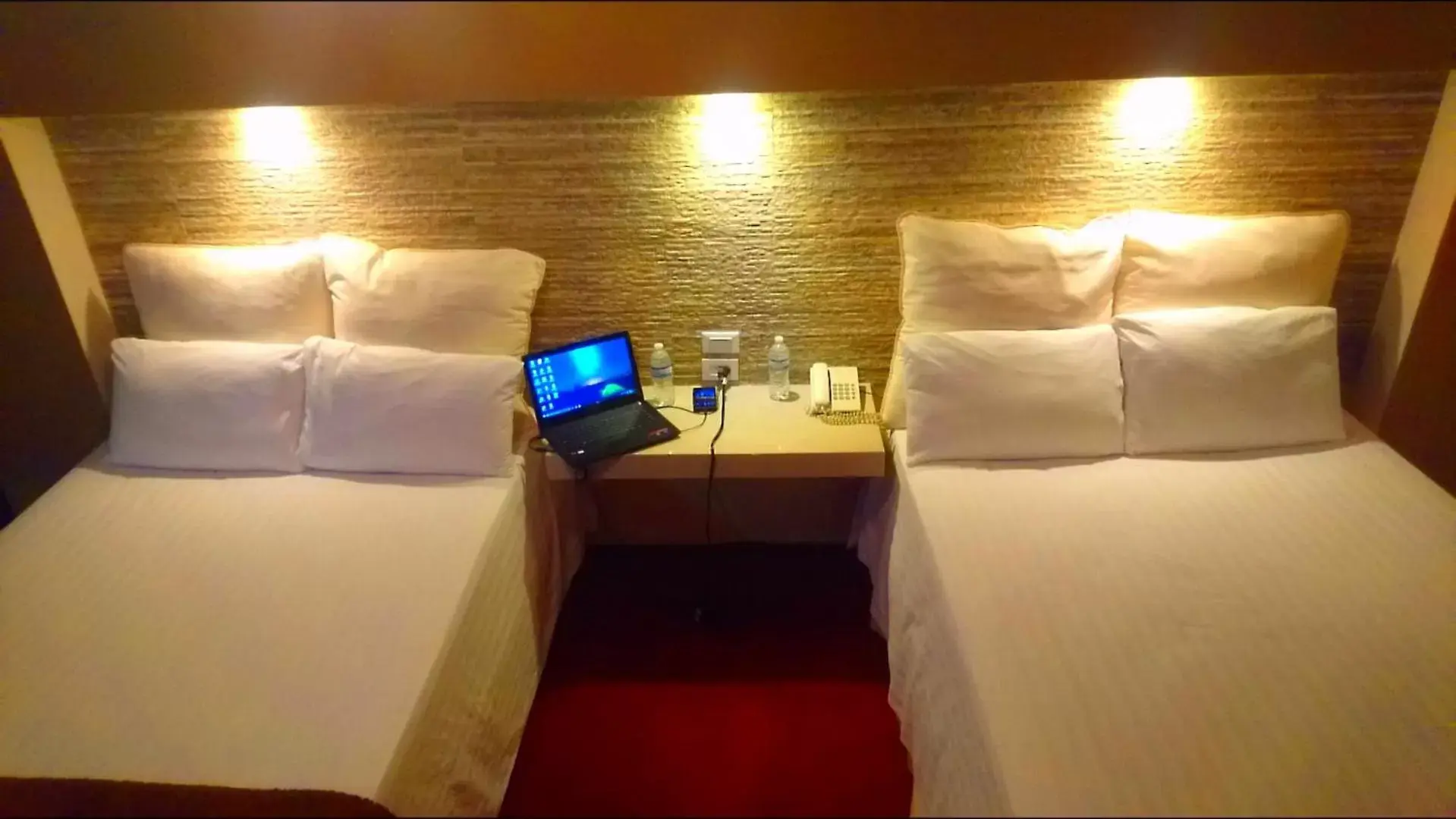 Bed in Hotel Royal Inn