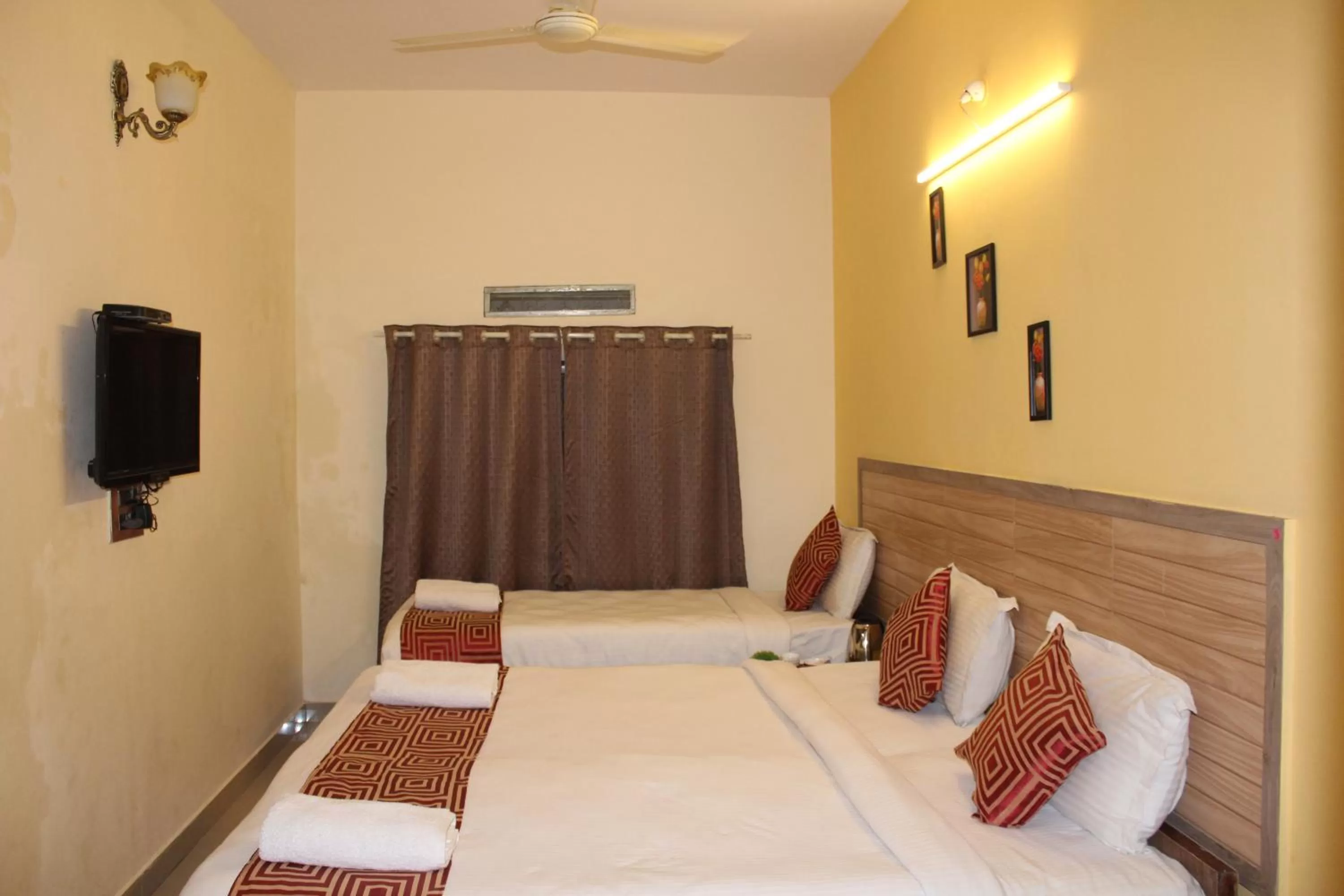 Bed in Hotel Kaveri
