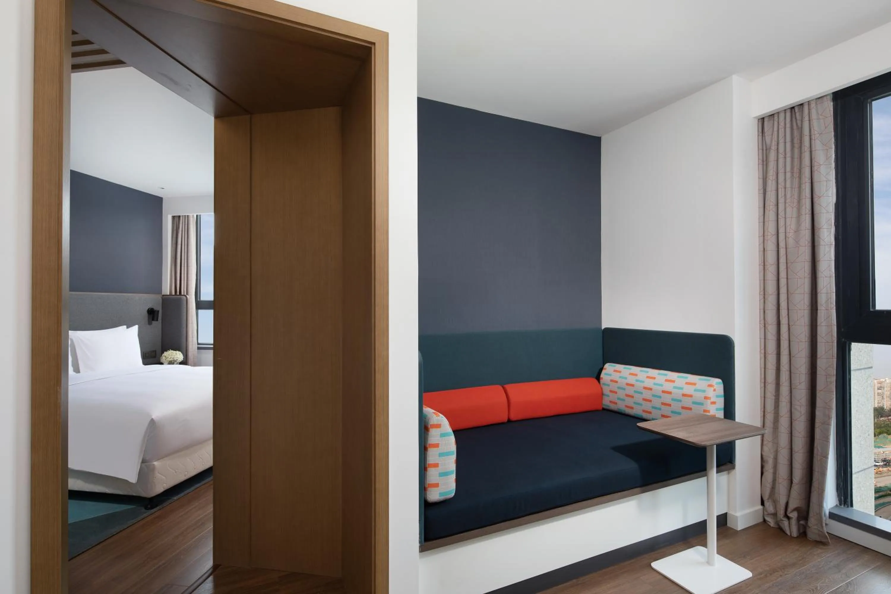 Living room, Bed in Holiday Inn Express Chengdu Longquanyi North by IHG