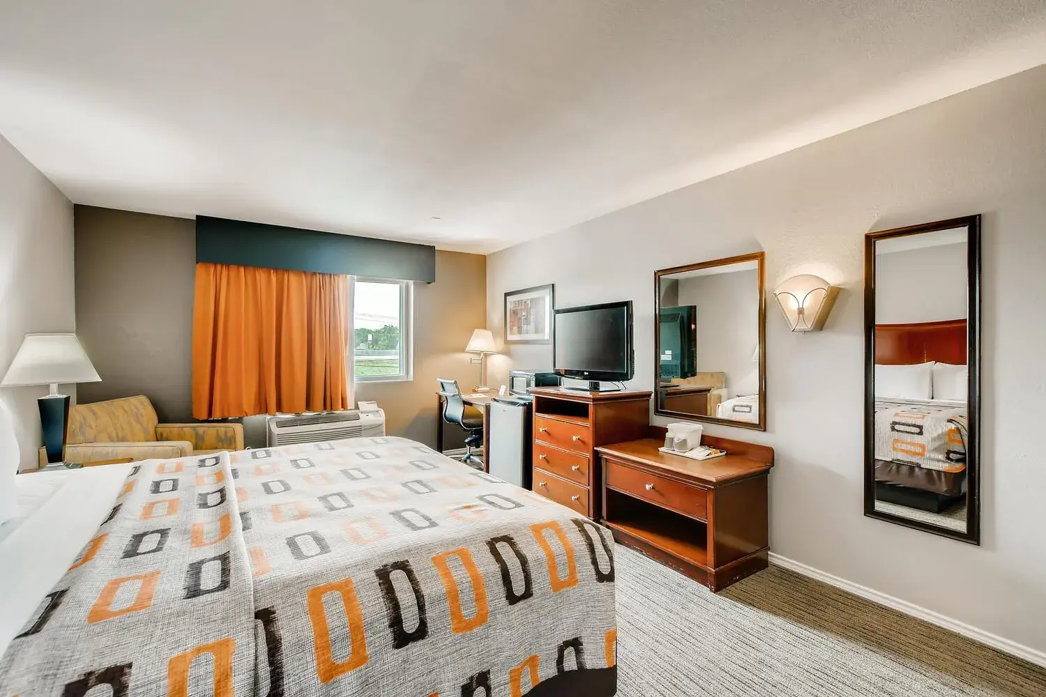 Bedroom in Orangewood Inn and Suites Midtown