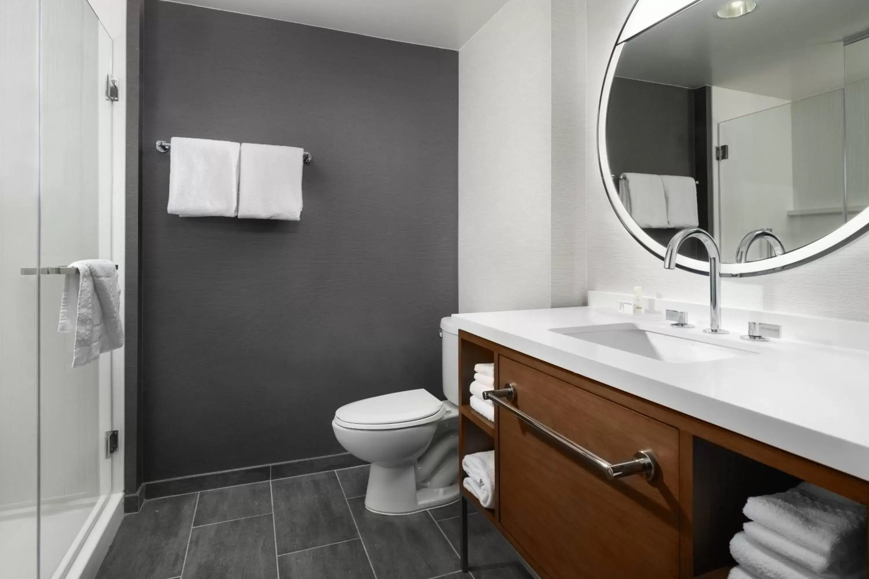 Bathroom in Courtyard by Marriott San Diego Mission Valley/Hotel Circle