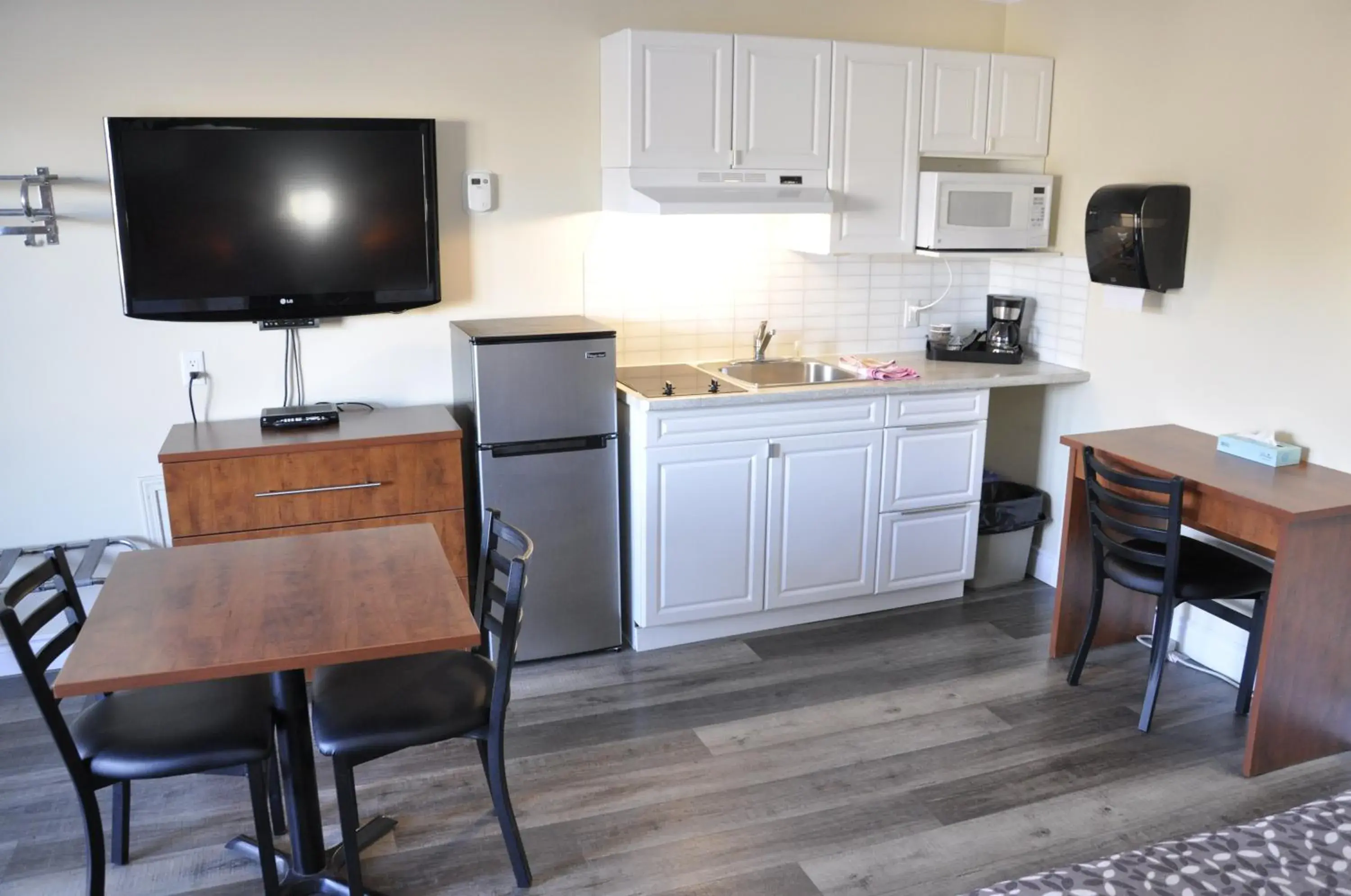 TV and multimedia, Kitchen/Kitchenette in Moonlight Inn & Suites