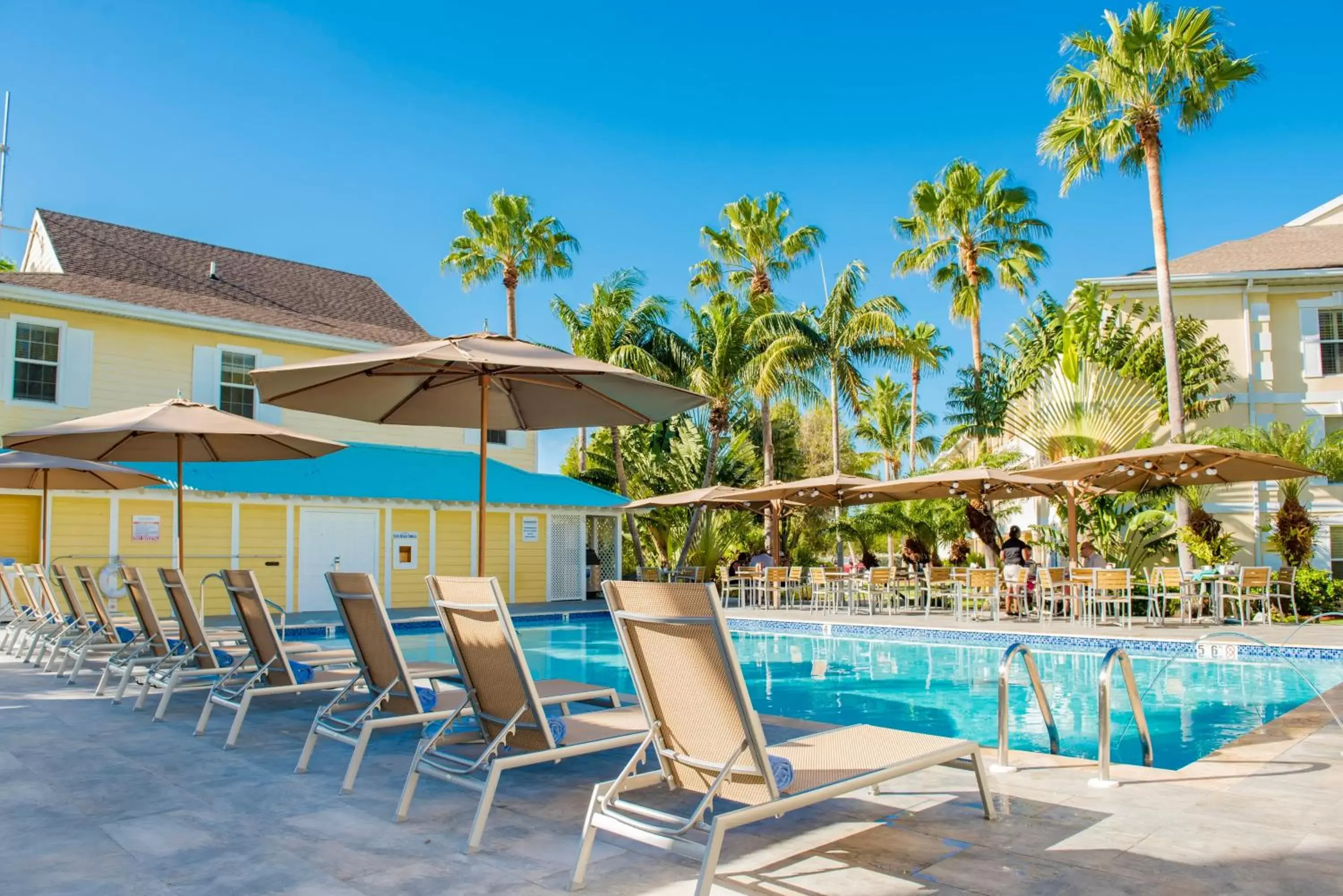 Swimming Pool in Sunshine Suites Resort