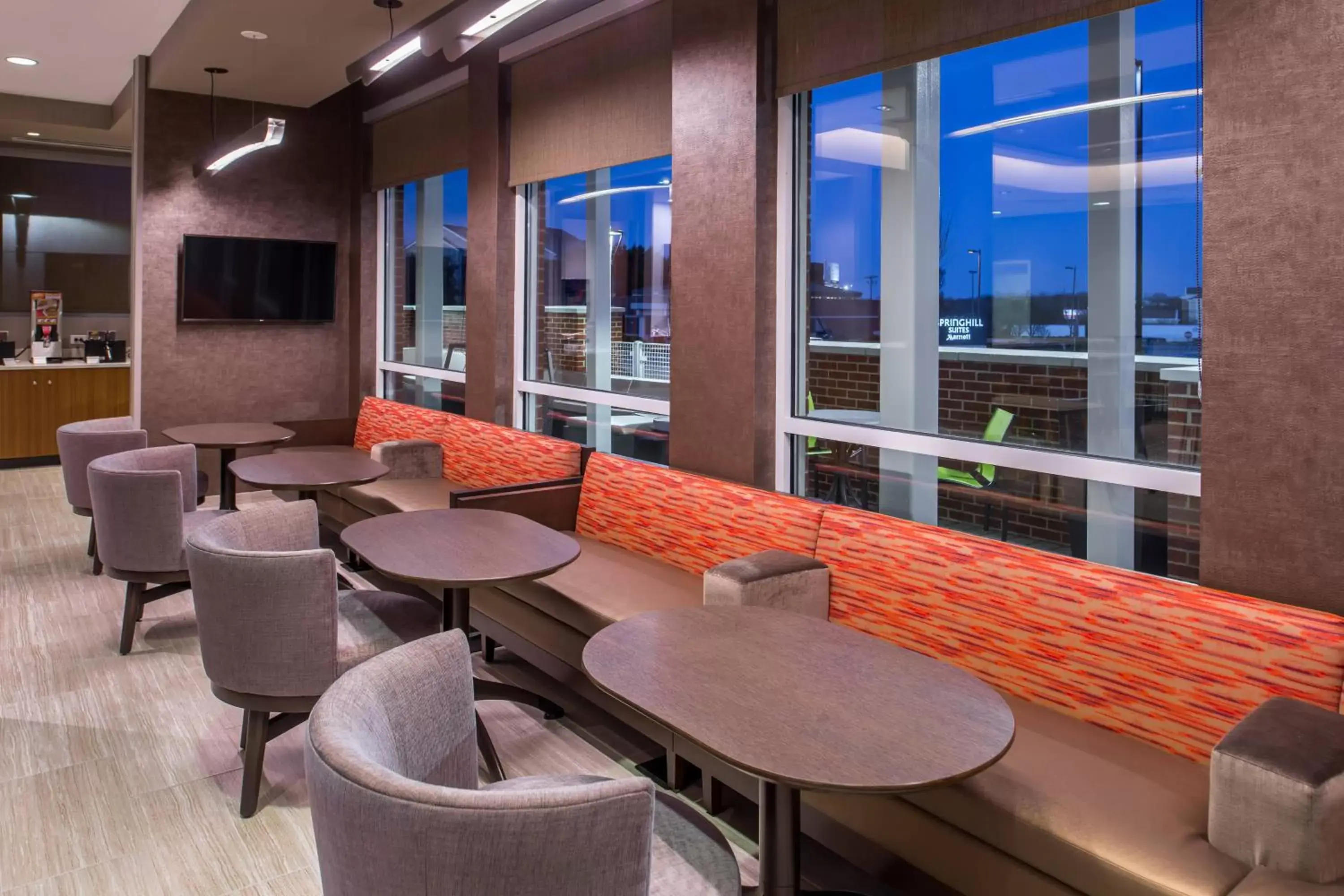Breakfast, Lounge/Bar in SpringHill Suites by Marriott Greensboro Airport