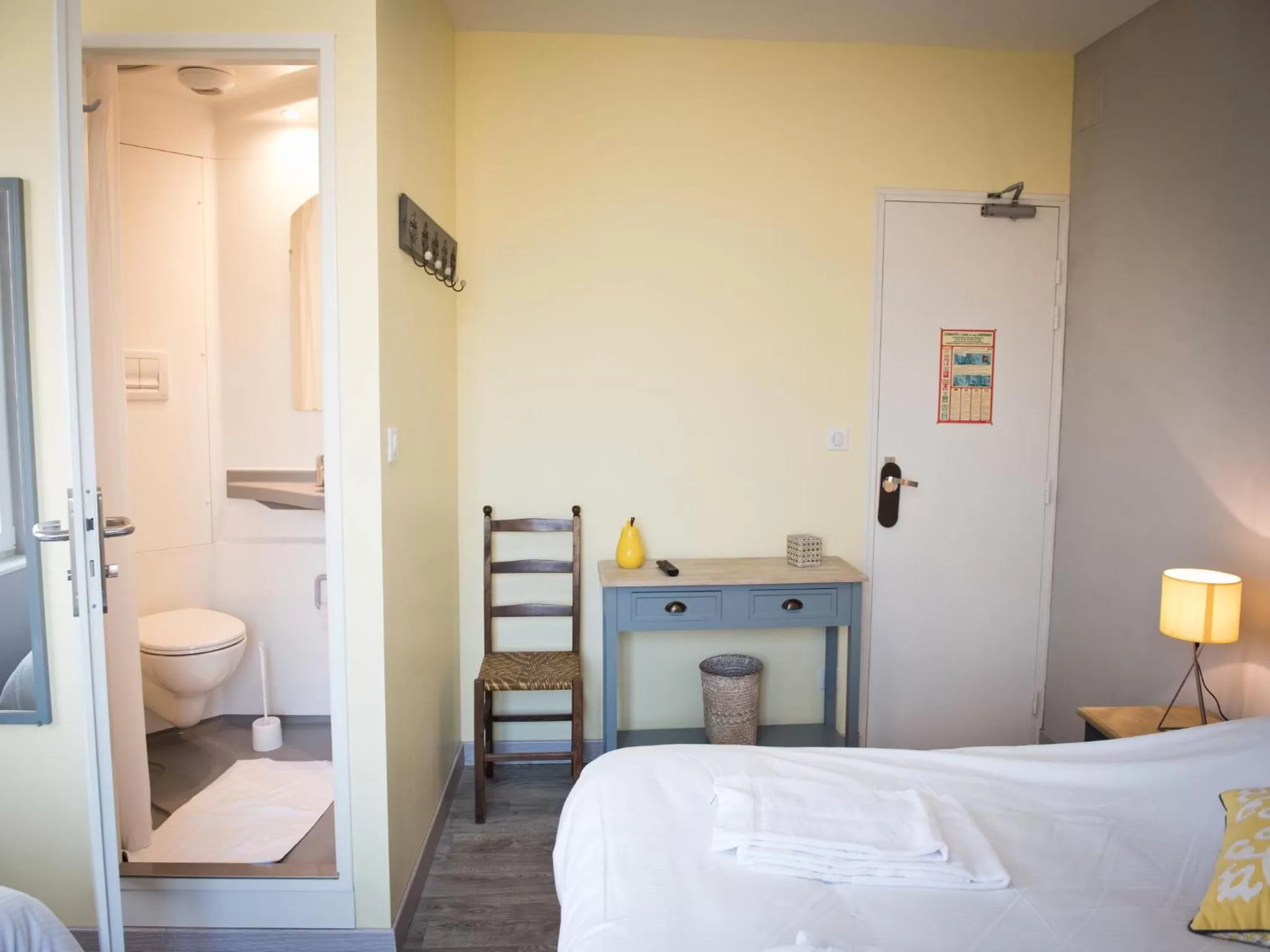 Photo of the whole room, Bed in Logis Hotel Restaurant Le Relais Fleuri