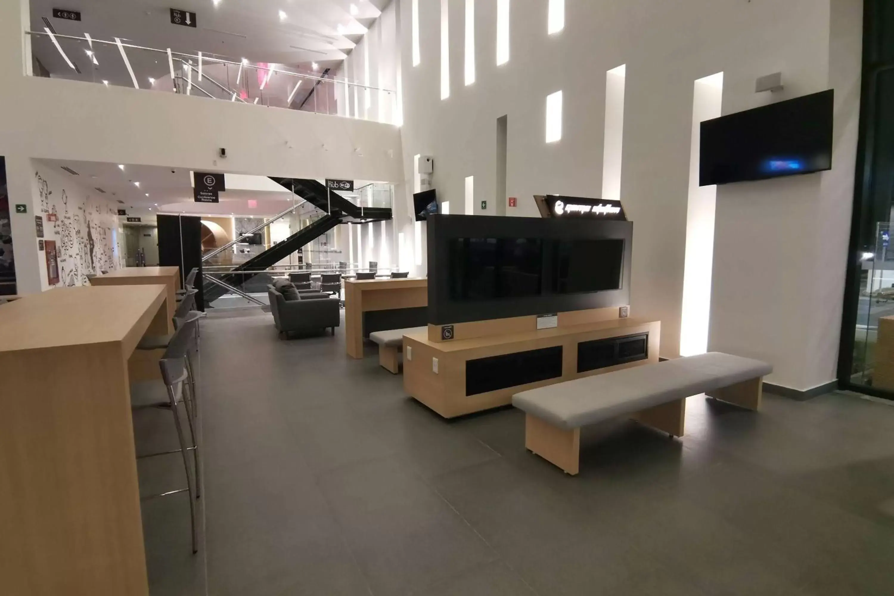 Property building, TV/Entertainment Center in Ramada Encore by Wyndham Guadalajara Aeropuerto