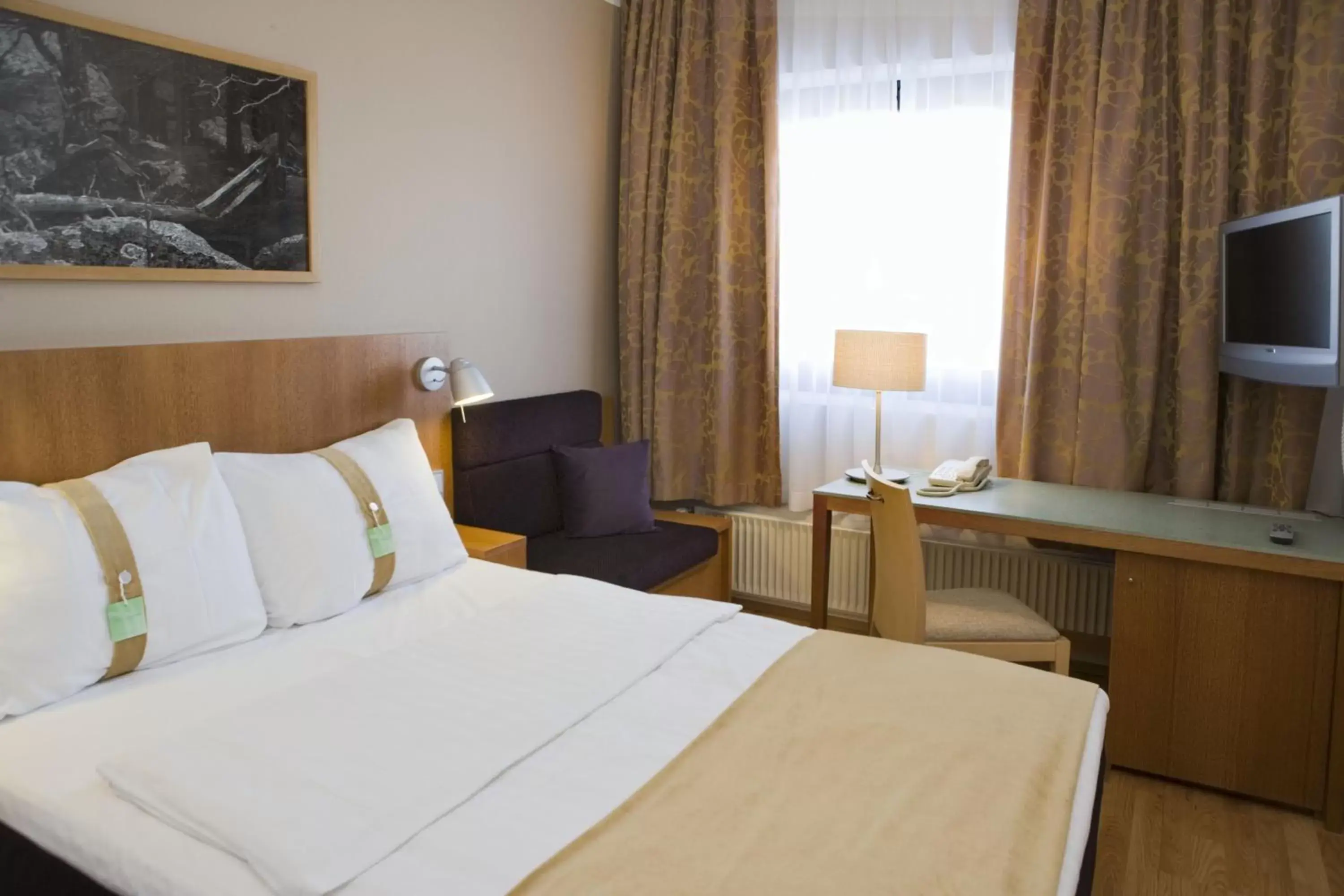 Photo of the whole room, Bed in Holiday Inn Helsinki-Vantaa Airport, an IHG Hotel