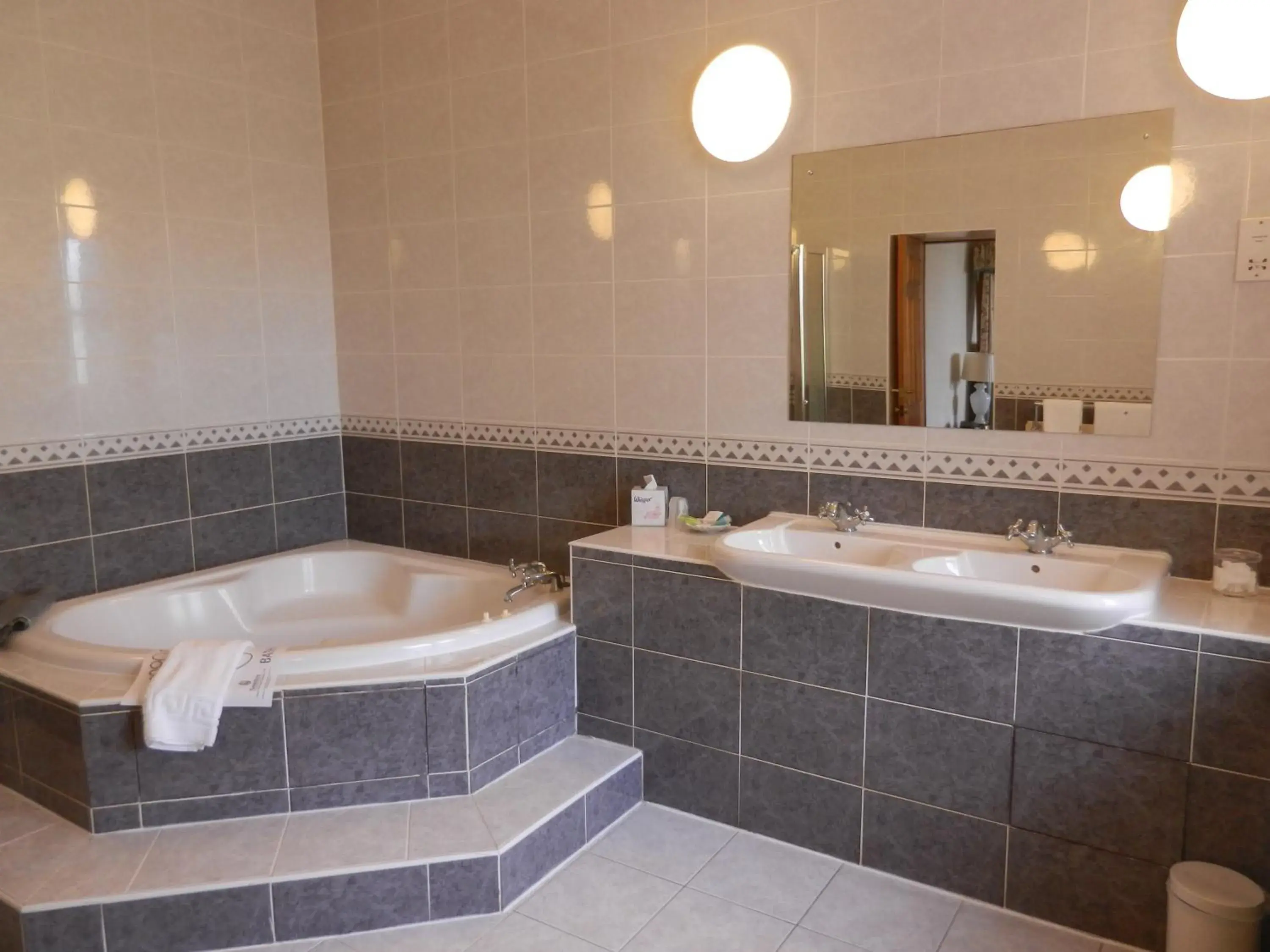 Hot Tub, Bathroom in Mansfield Castle Hotel