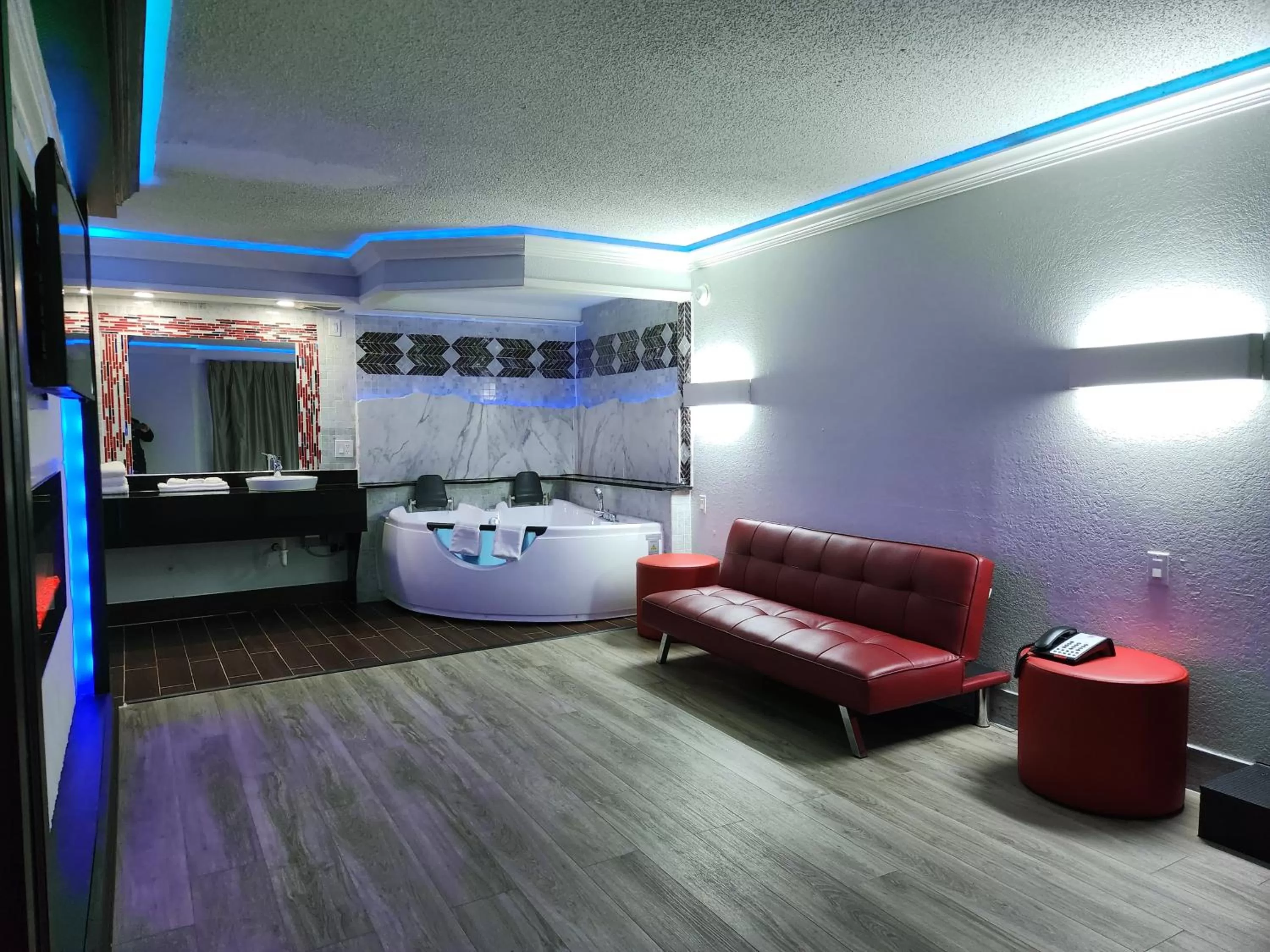 Hot Tub in Motel 6 North Little Rock, AR-JFK Blvd