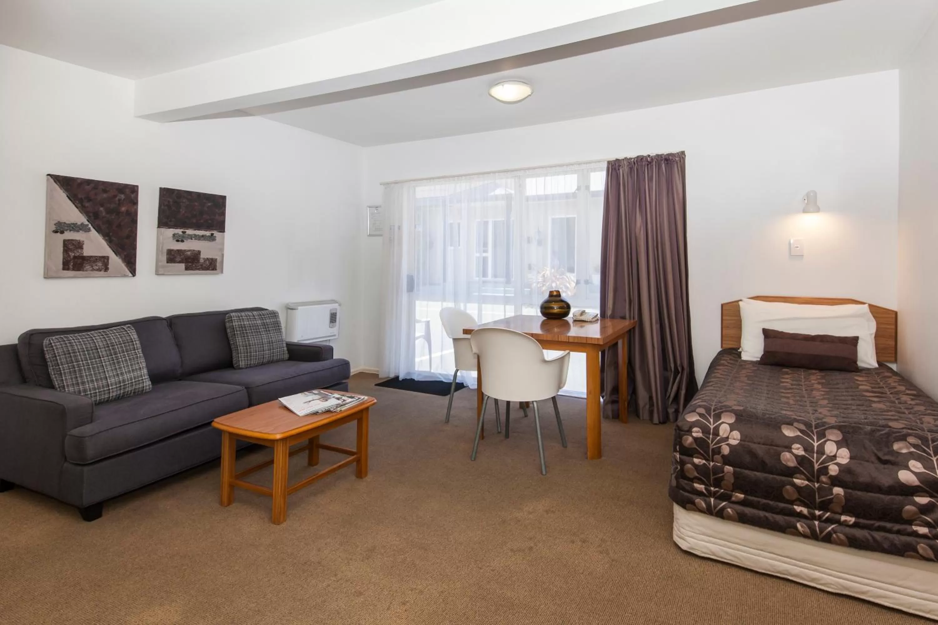 Photo of the whole room, Bed in Casino Court Motor Lodge