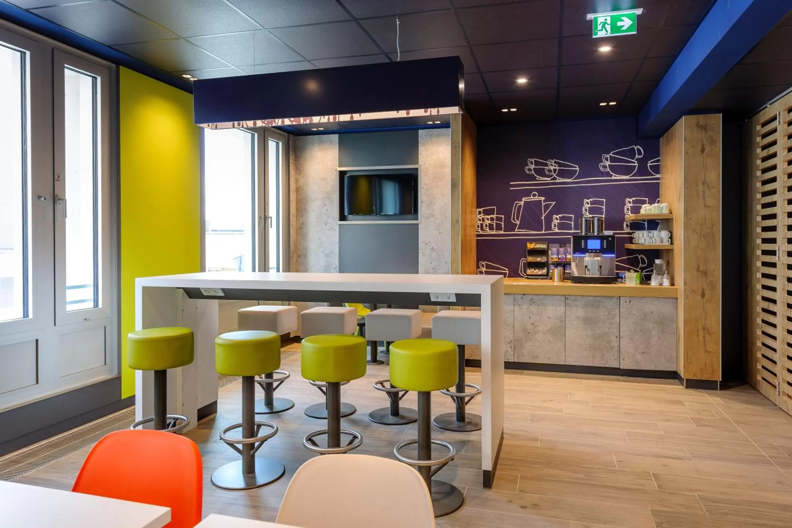 Buffet breakfast, Lounge/Bar in ibis budget Frankfurt City Ost