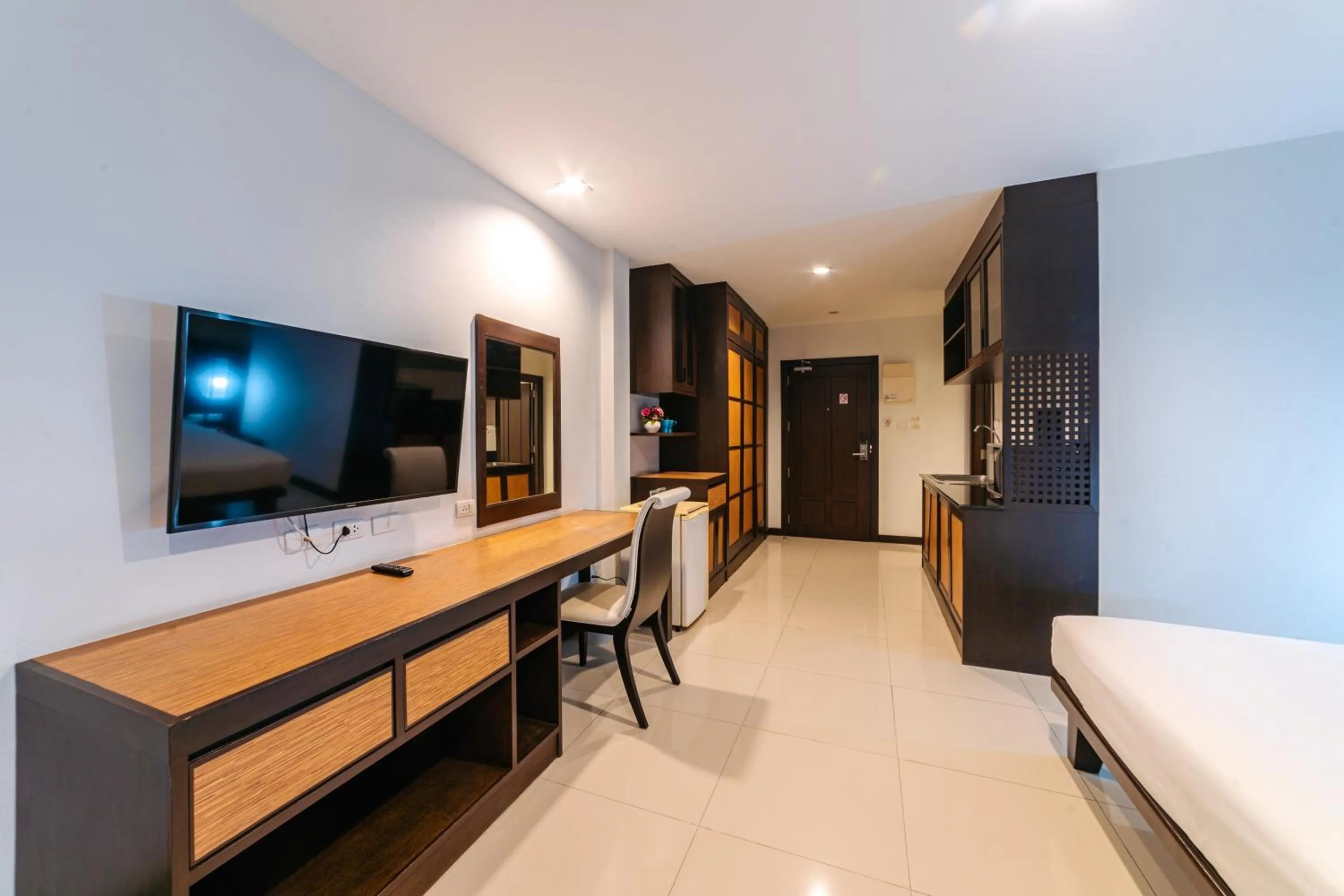 Kitchen or kitchenette, Bed in Ratana Hotel Sakdidet, PHUKET TOWN