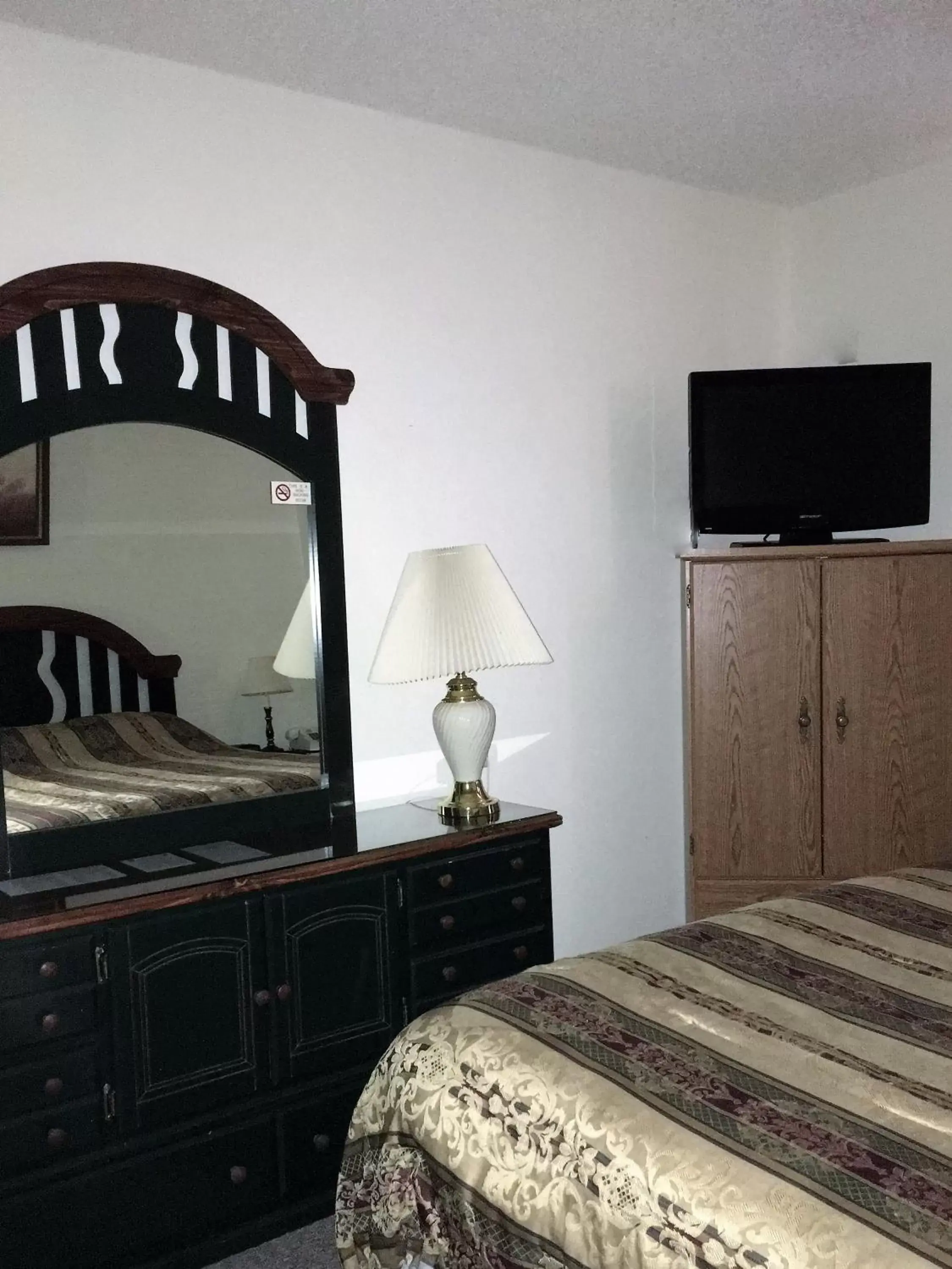 Photo of the whole room, TV/Entertainment Center in Hunters Lodge Motel