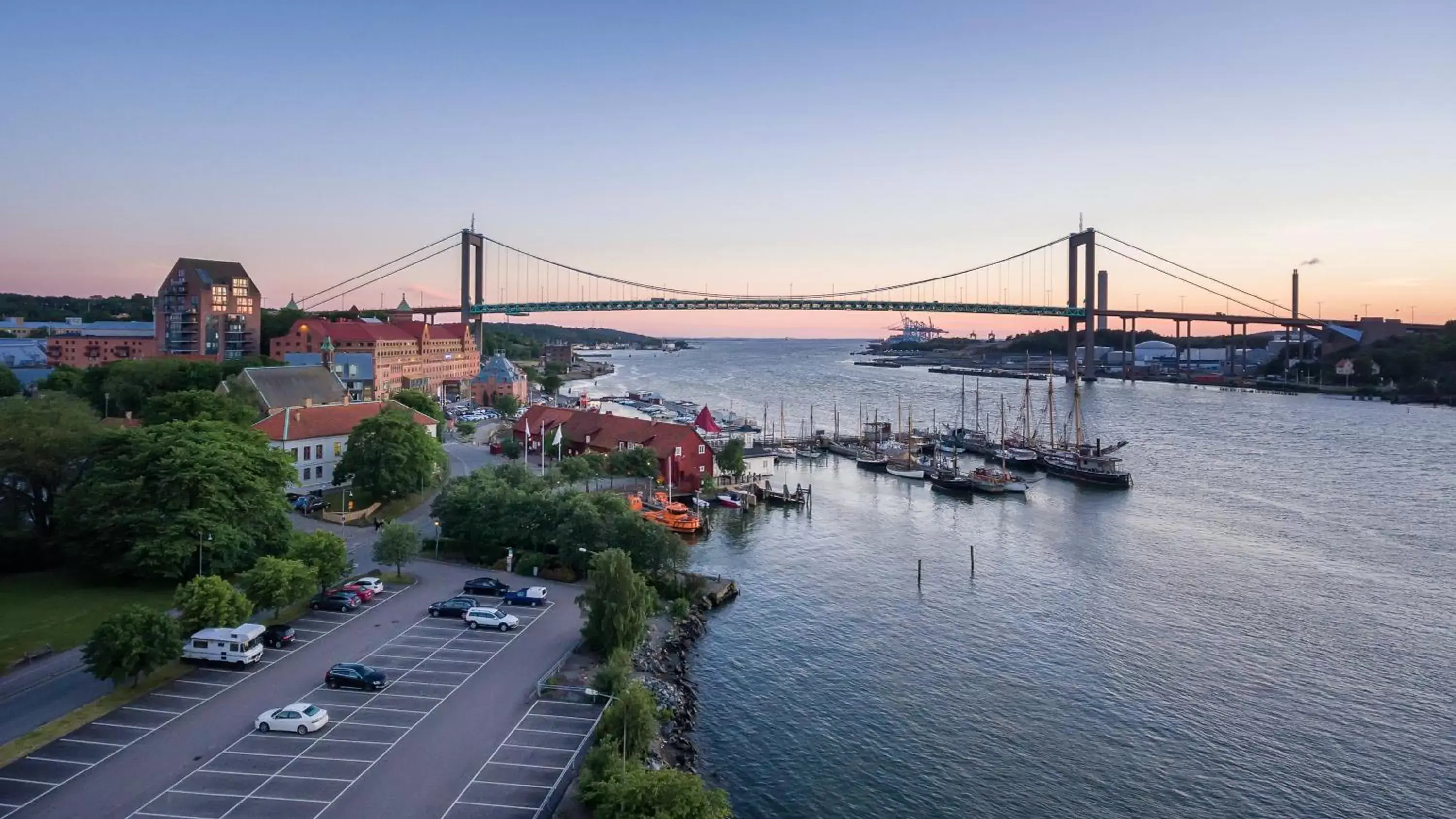 Property building in Quality Hotel Waterfront Property building in Quality Hotel Waterfront