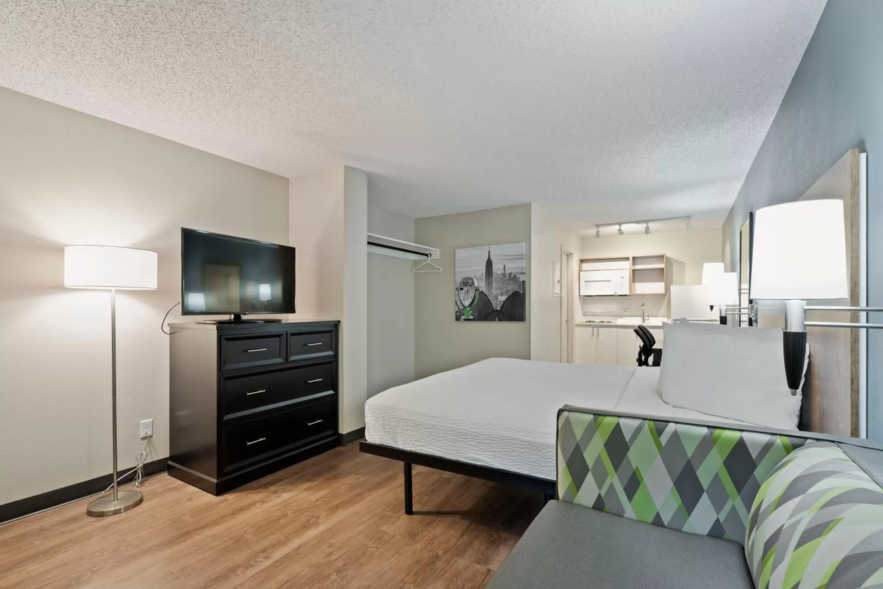 Bed, TV/Entertainment Center in Extended Stay America Suites - Seattle - Redmond