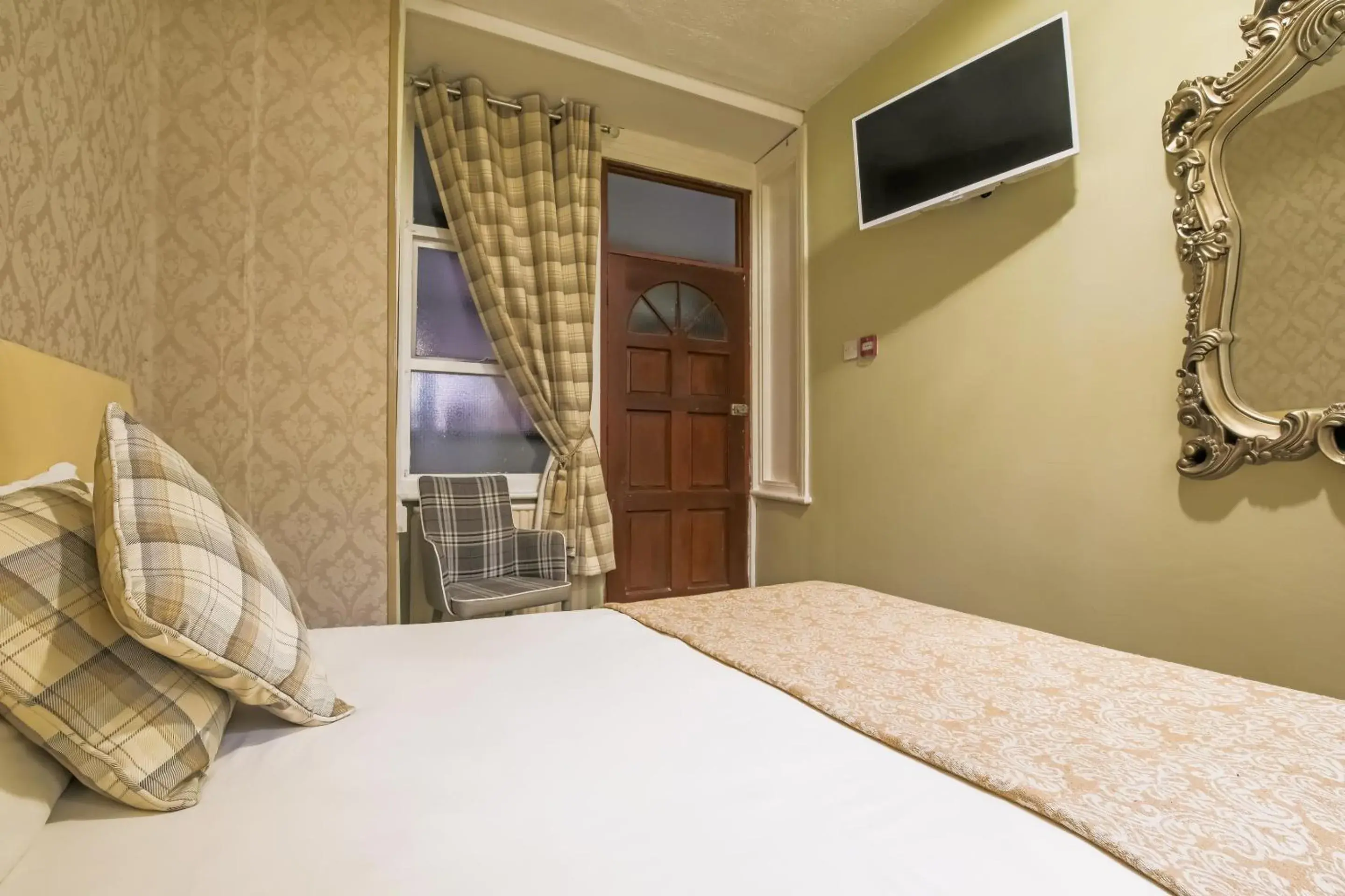Bedroom, TV/Entertainment Center in OYO Hotel Mj Kingsway, Cleethorpes Seafront