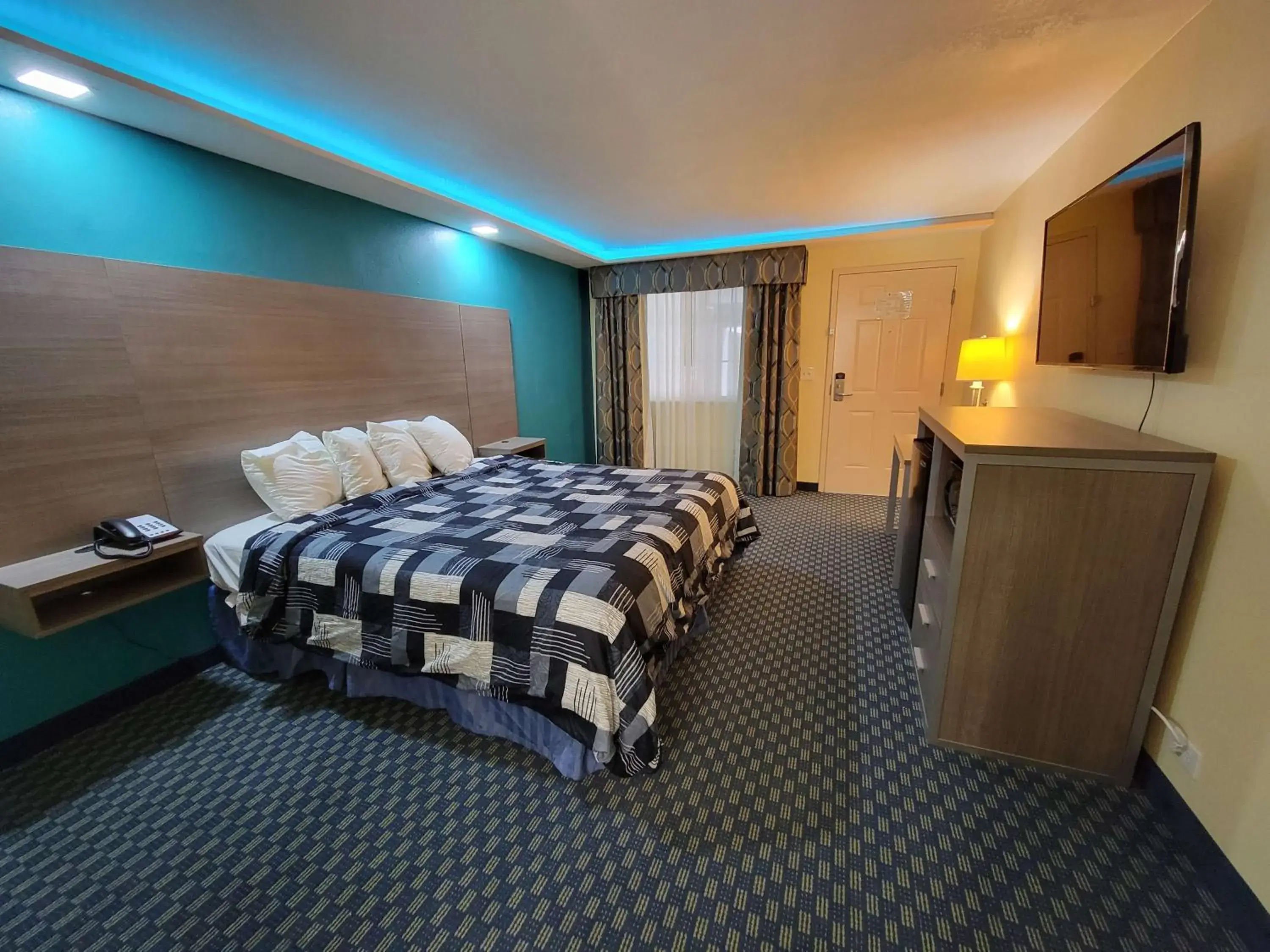 Photo of the whole room, Bed in SureStay Plus Hotel by Best Western Odessa