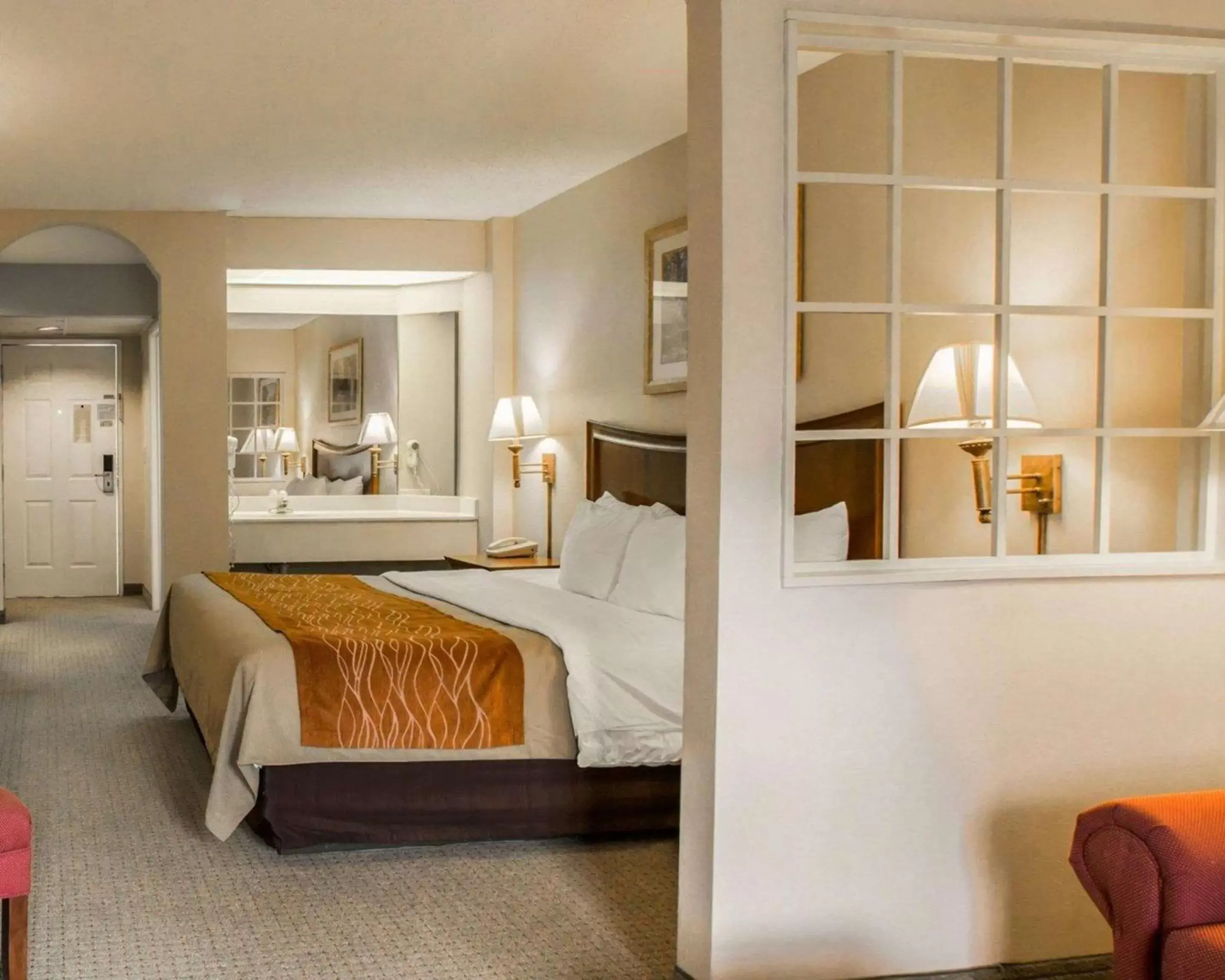 Photo of the whole room, Bed in Rodeway Inn & Suites Cherokee On the River Photo of the whole room, Bed in Rodeway Inn & Suites Cherokee On the River