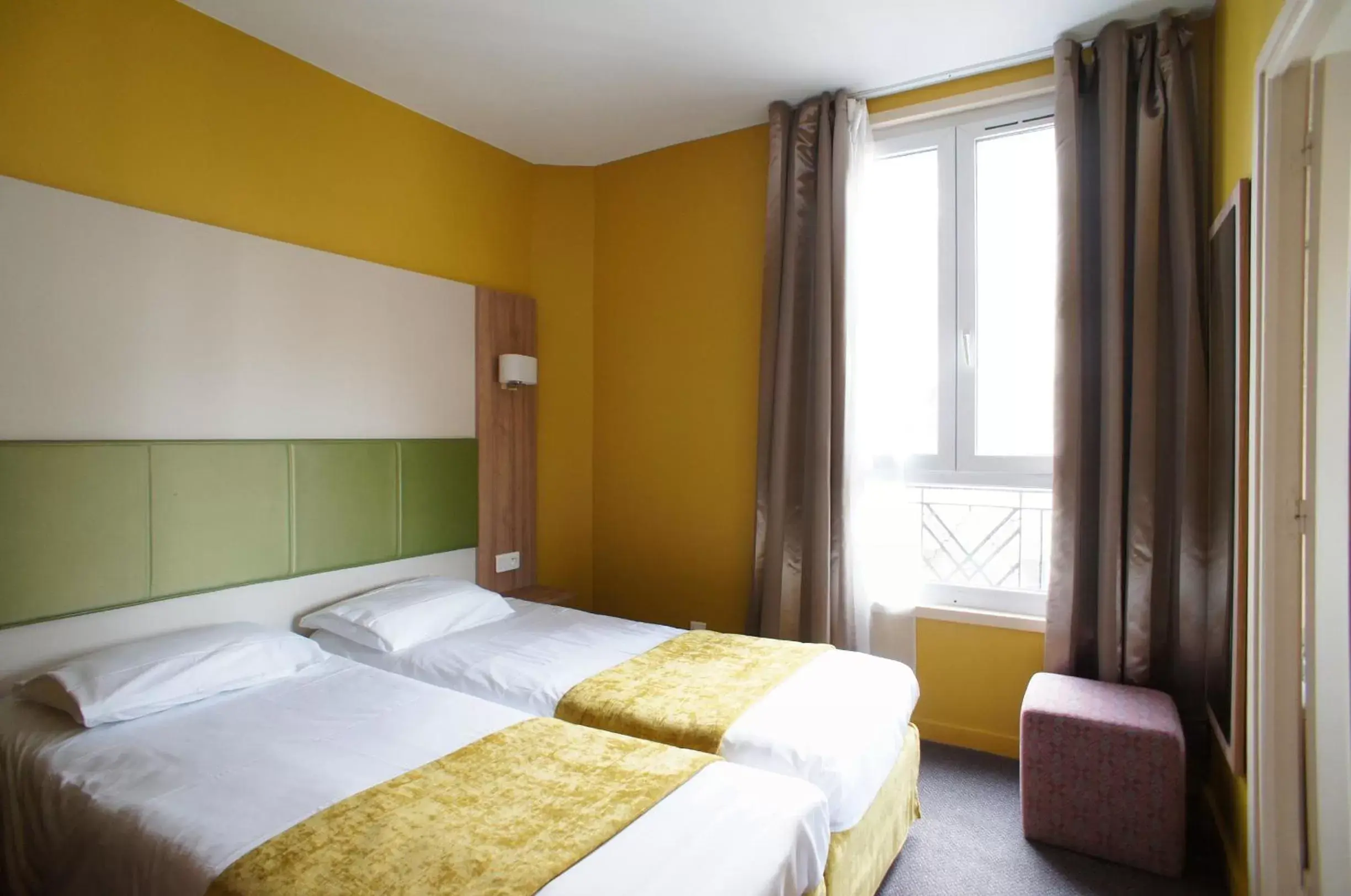 Bedroom, Bed in Hôtel De France