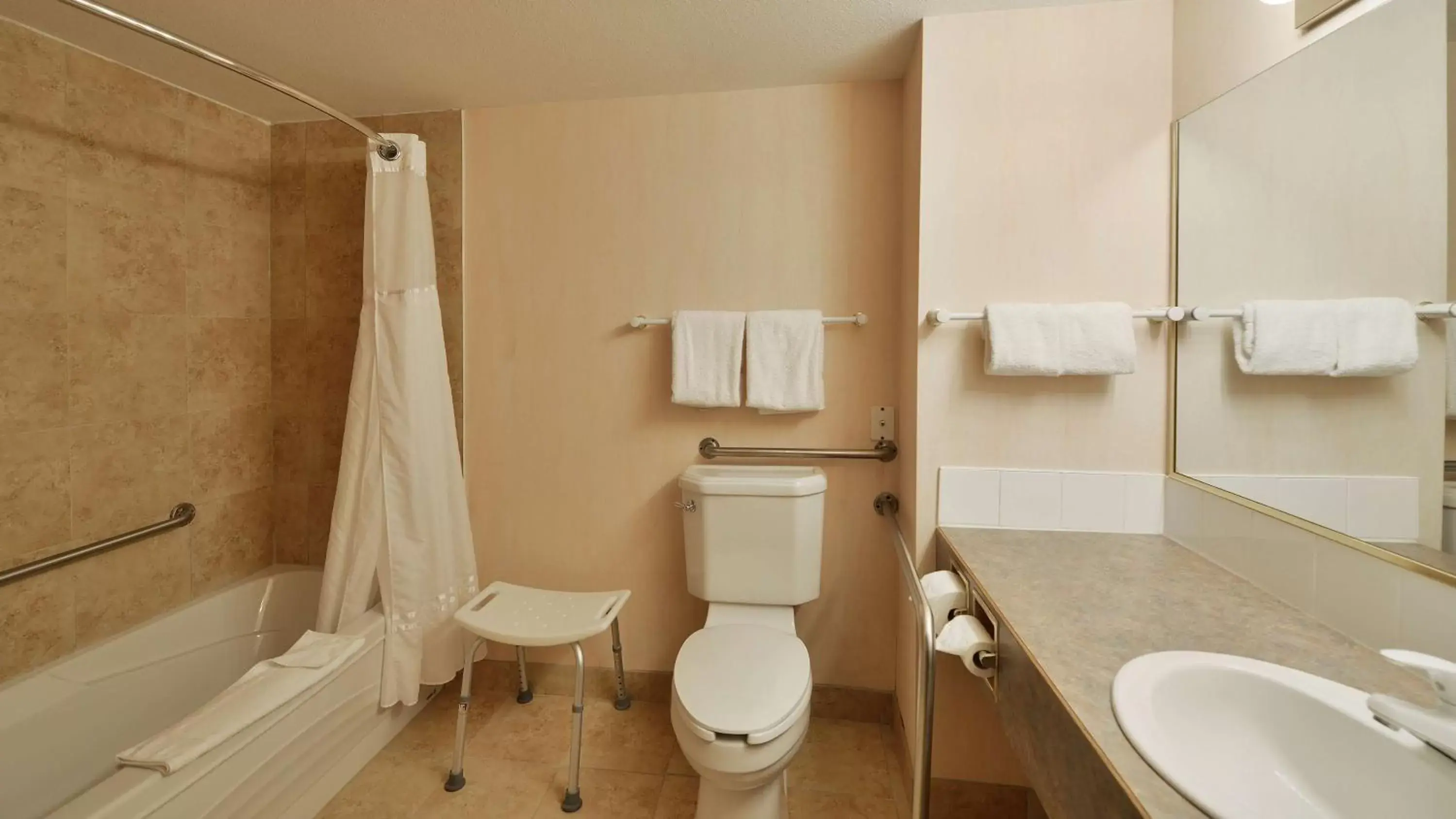 Photo of the whole room, Bathroom in Prestige Rocky Mountain Resort Cranbrook, WorldHotels Crafted