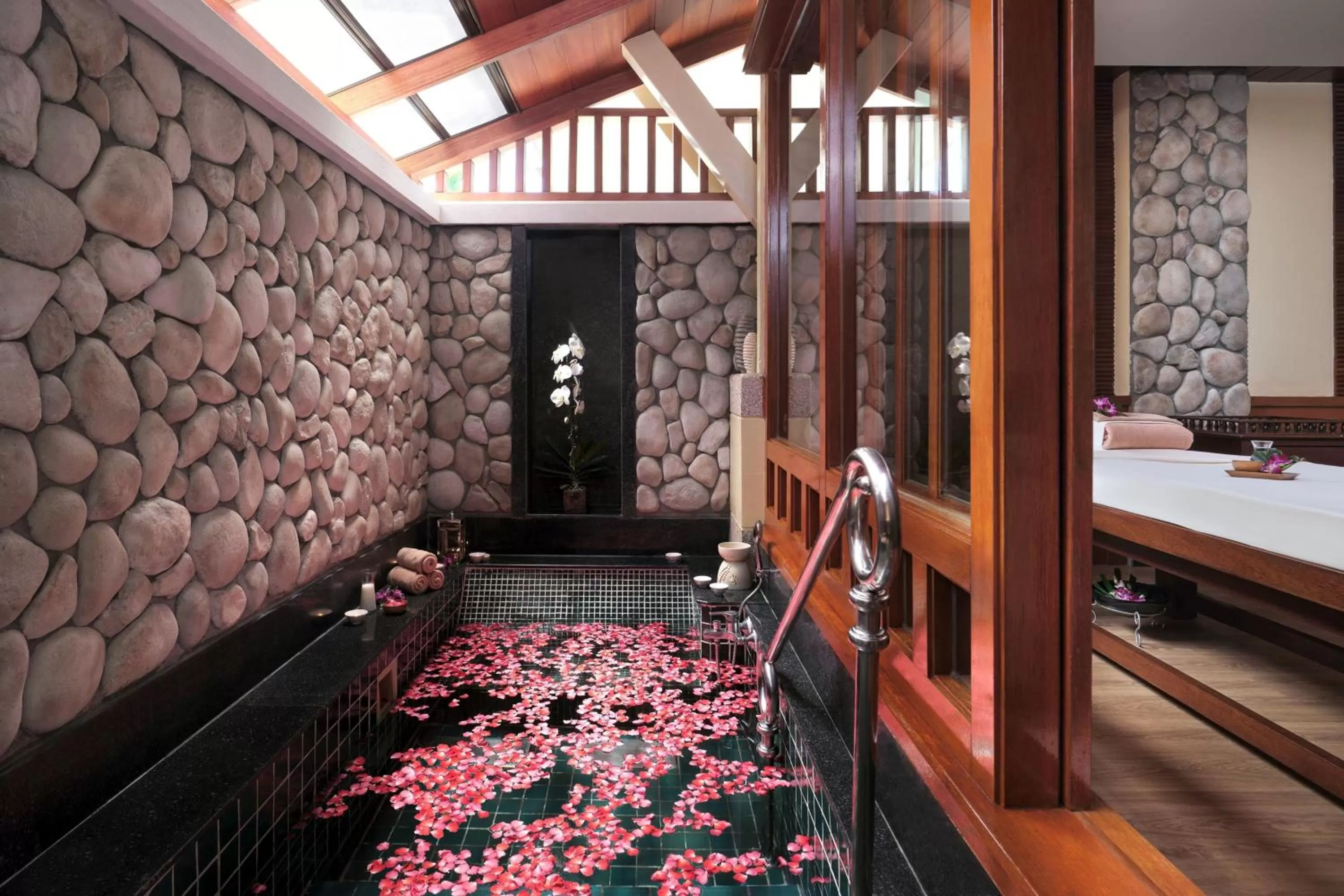 Swimming pool in Phuket Marriott Resort & Spa, Merlin Beach