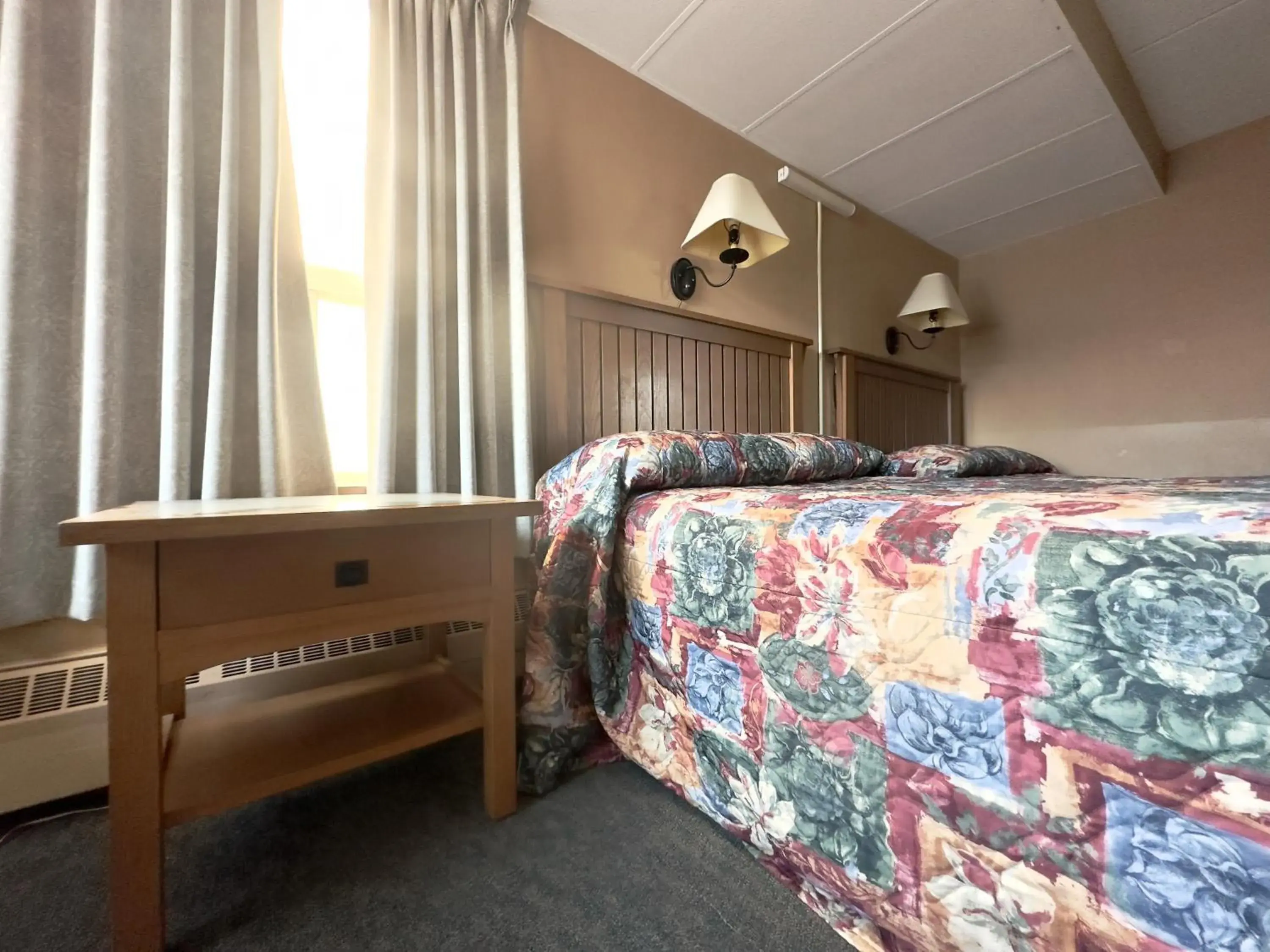 Bed in Capone's Hideaway Motel