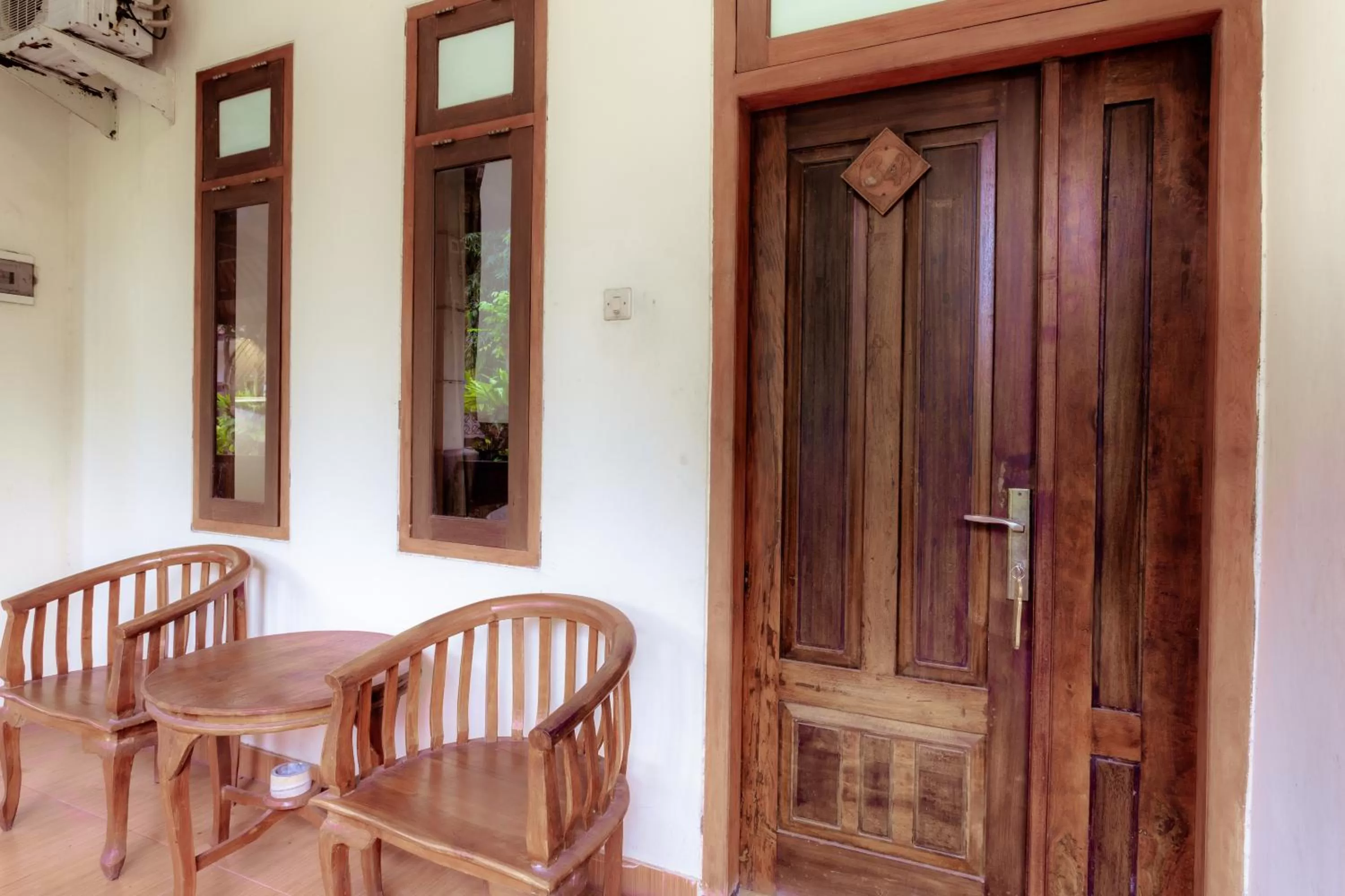 Seating area in Hotel Mahkota Plengkung by ecommerceloka