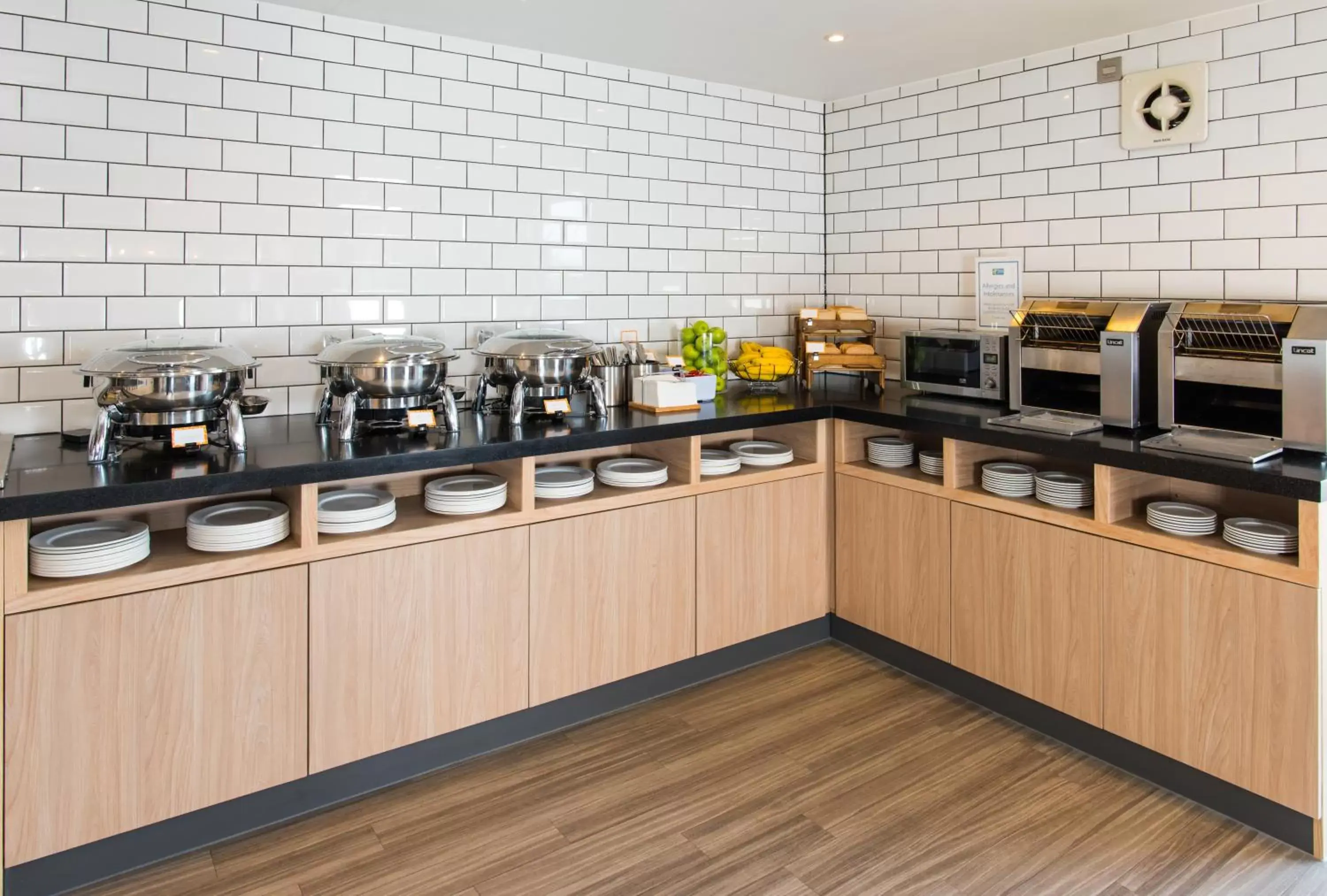 Breakfast, Kitchen/Kitchenette in Holiday Inn Express Southampton West, an IHG Hotel