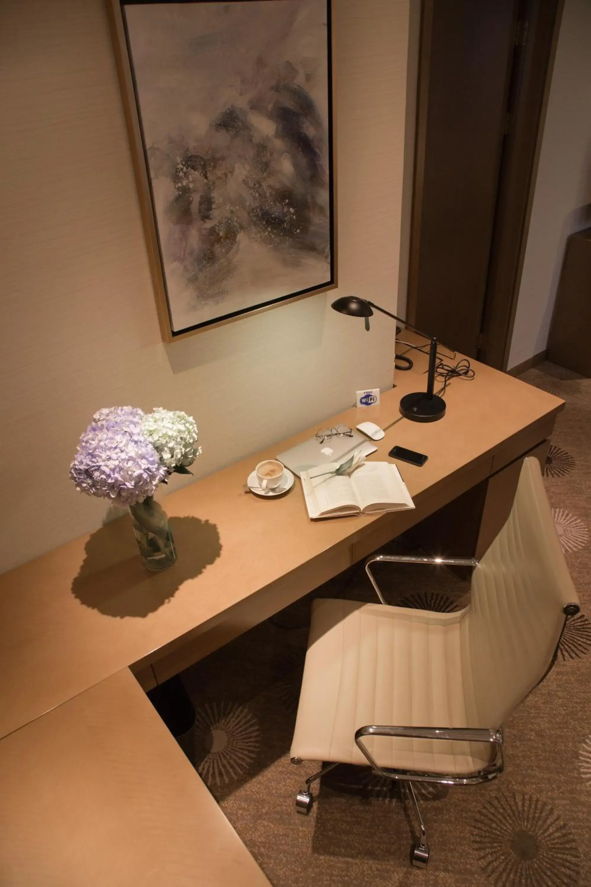 Seating area, Bathroom in Ramada Plaza Hotel Pudong