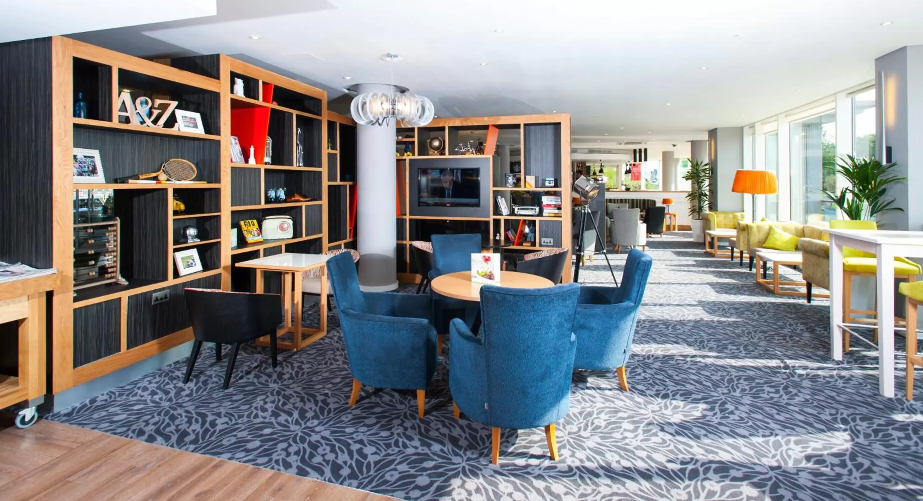Property building, Lounge/Bar in Holiday Inn London West, an IHG Hotel