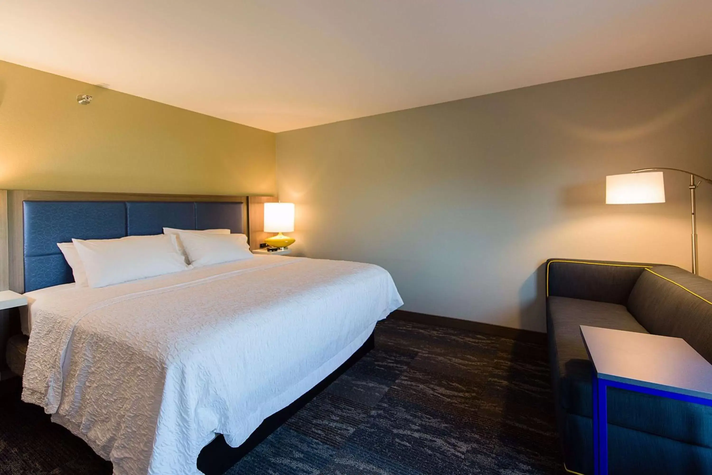 Living room, Bed in Hampton Inn Superior Duluth, Wi