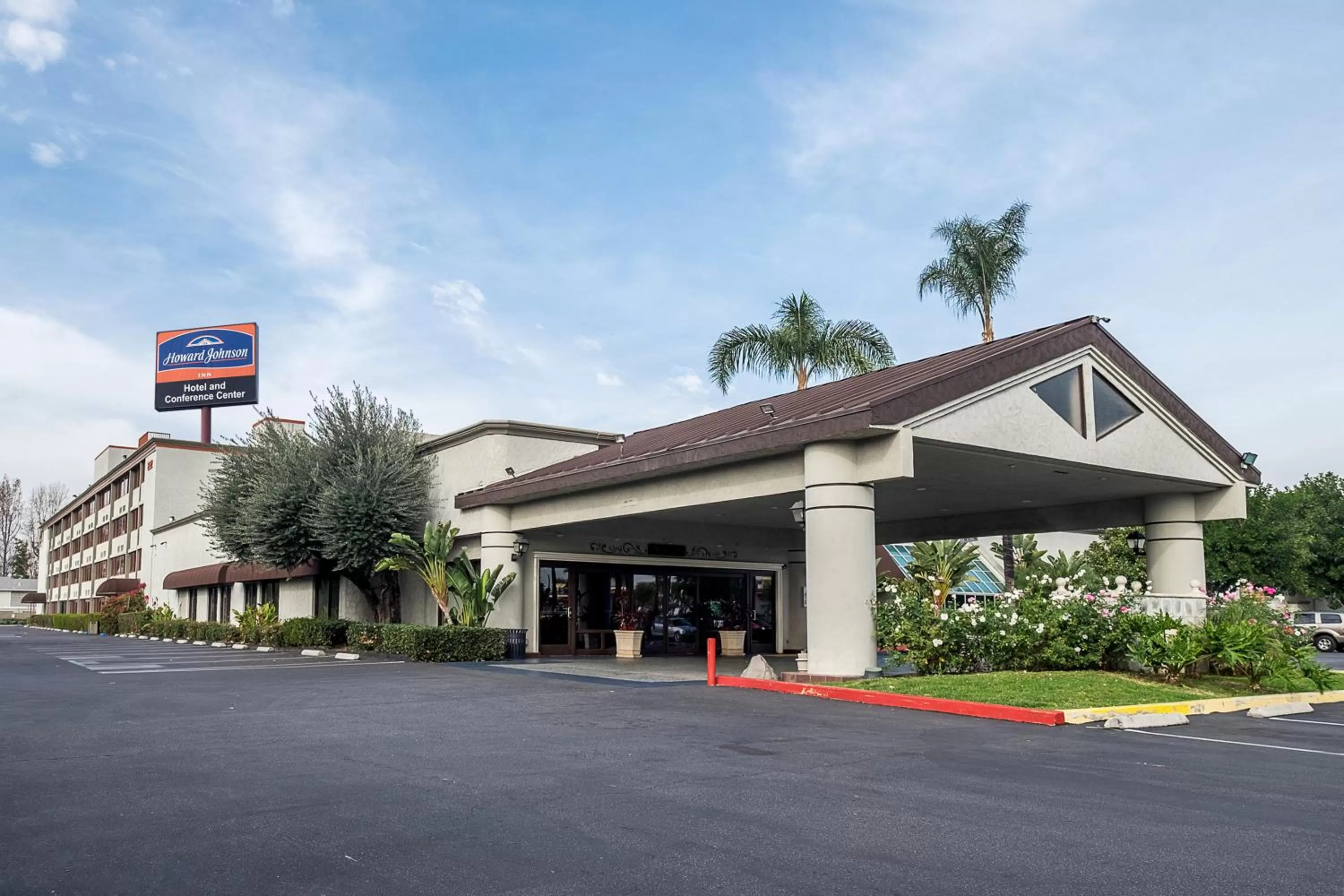 Property building in Howard Johnson by Wyndham Fullerton/Anaheim Conference Cntr