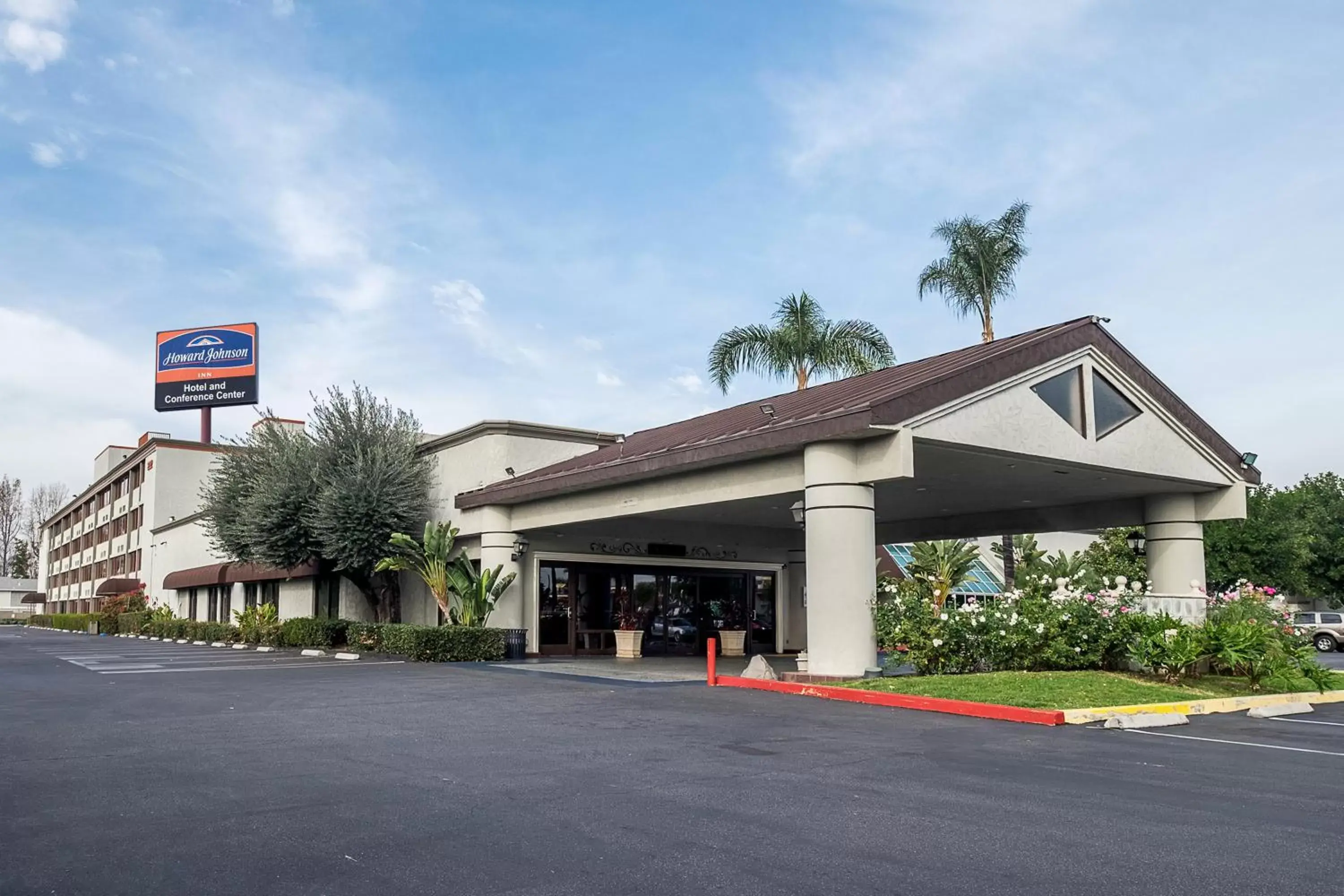 Property Building in Howard Johnson by Wyndham Fullerton/Anaheim Conference Cntr