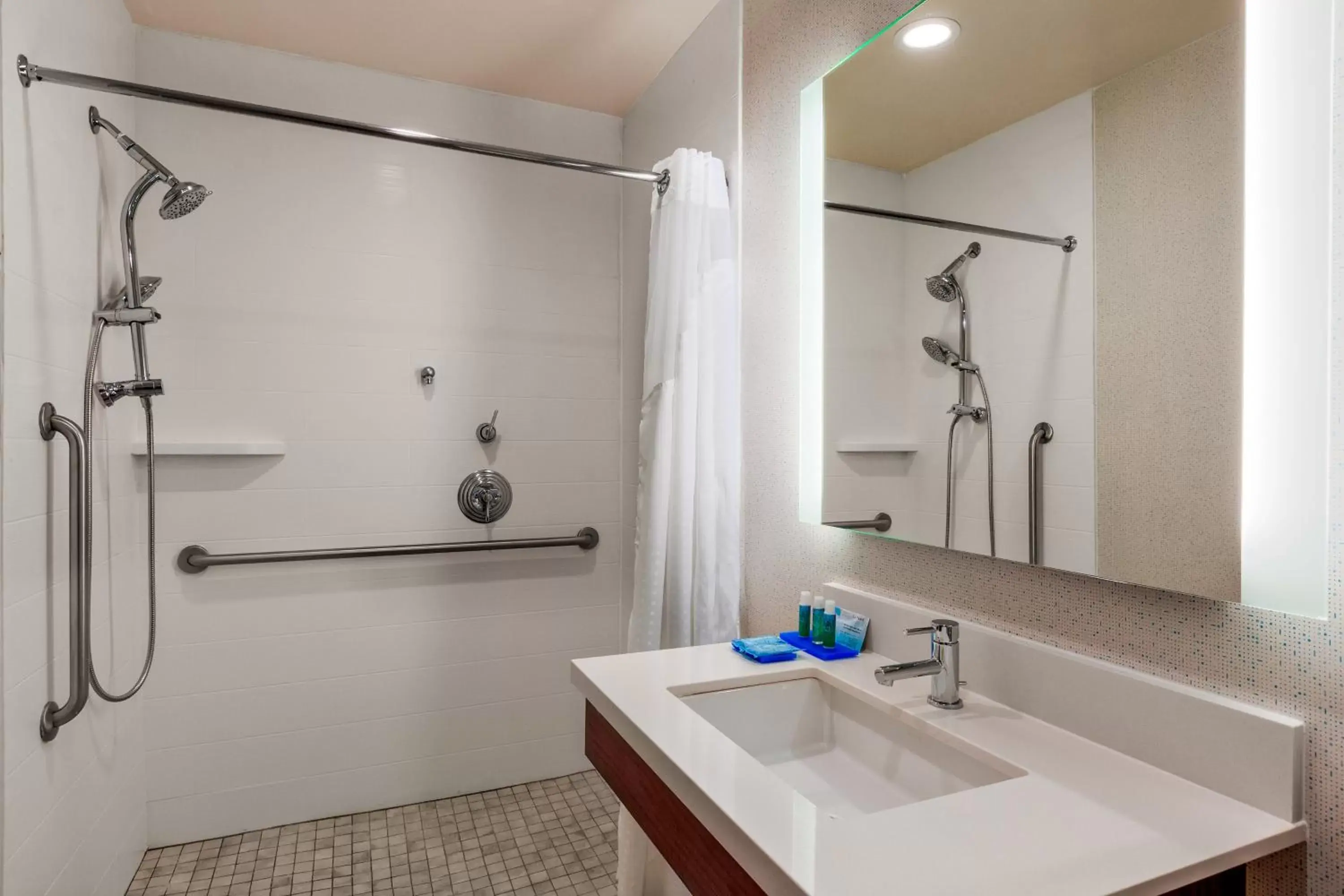 Standard King Room with Accessible Roll-In Shower in Holiday Inn Express Hotel & Suites Oroville Southwest, an IHG Hotel Standard King Room with Accessible Roll-In Shower in Holiday Inn Express Hotel & Suites Oroville Southwest, an IHG Hotel