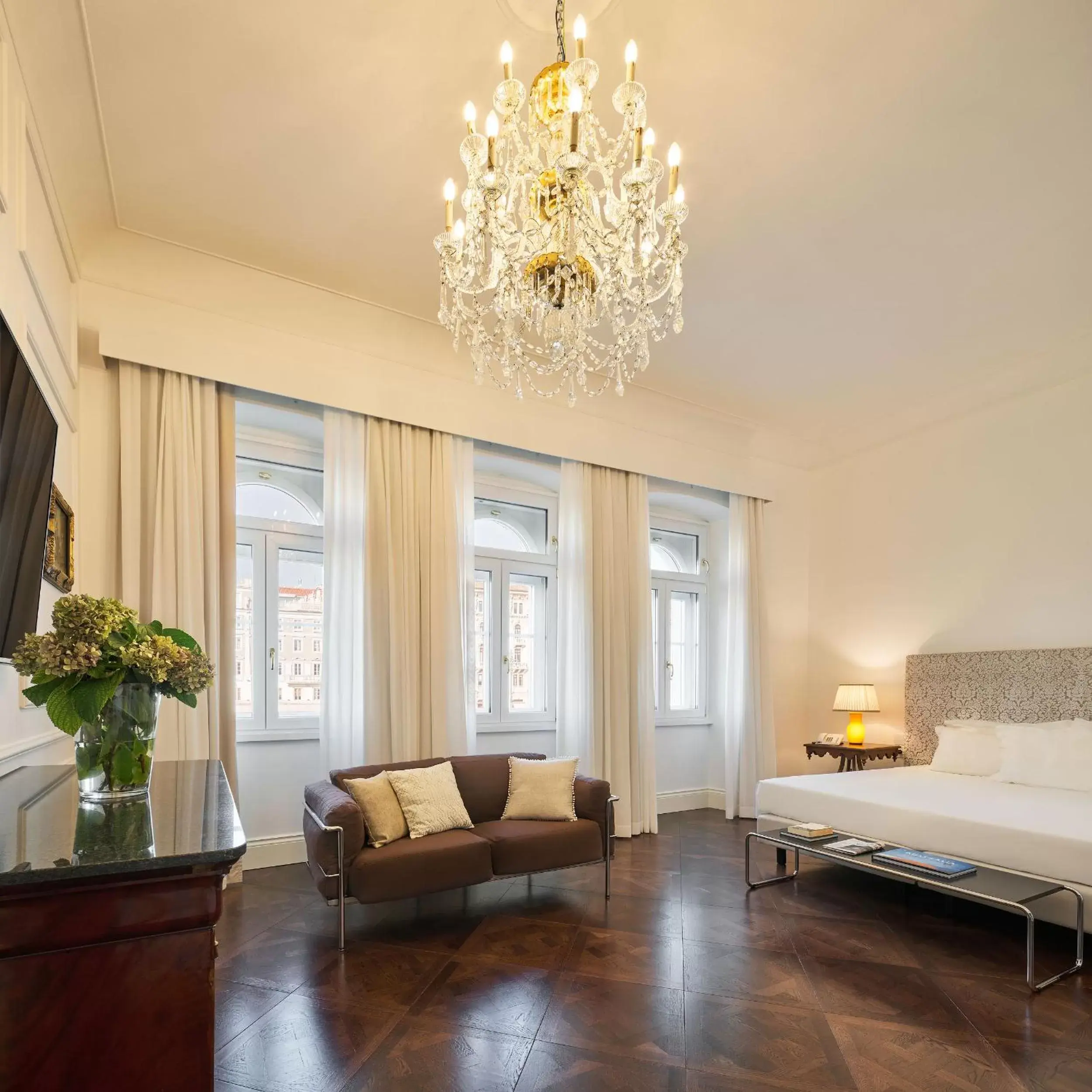 Photo of the whole room, Seating Area in Grand Hotel Duchi d'Aosta