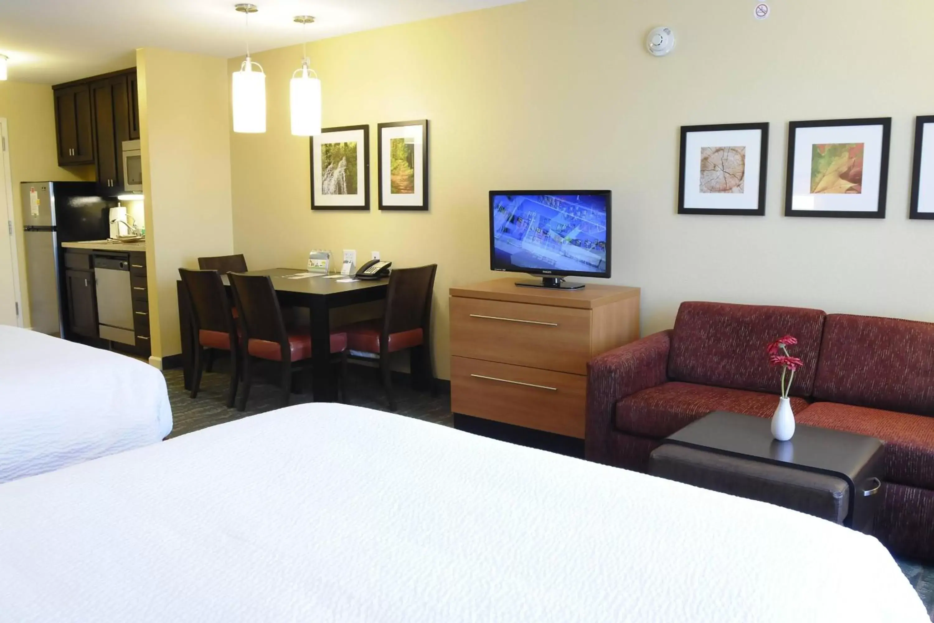 Bedroom, TV/Entertainment Center in TownePlace Suites Redding