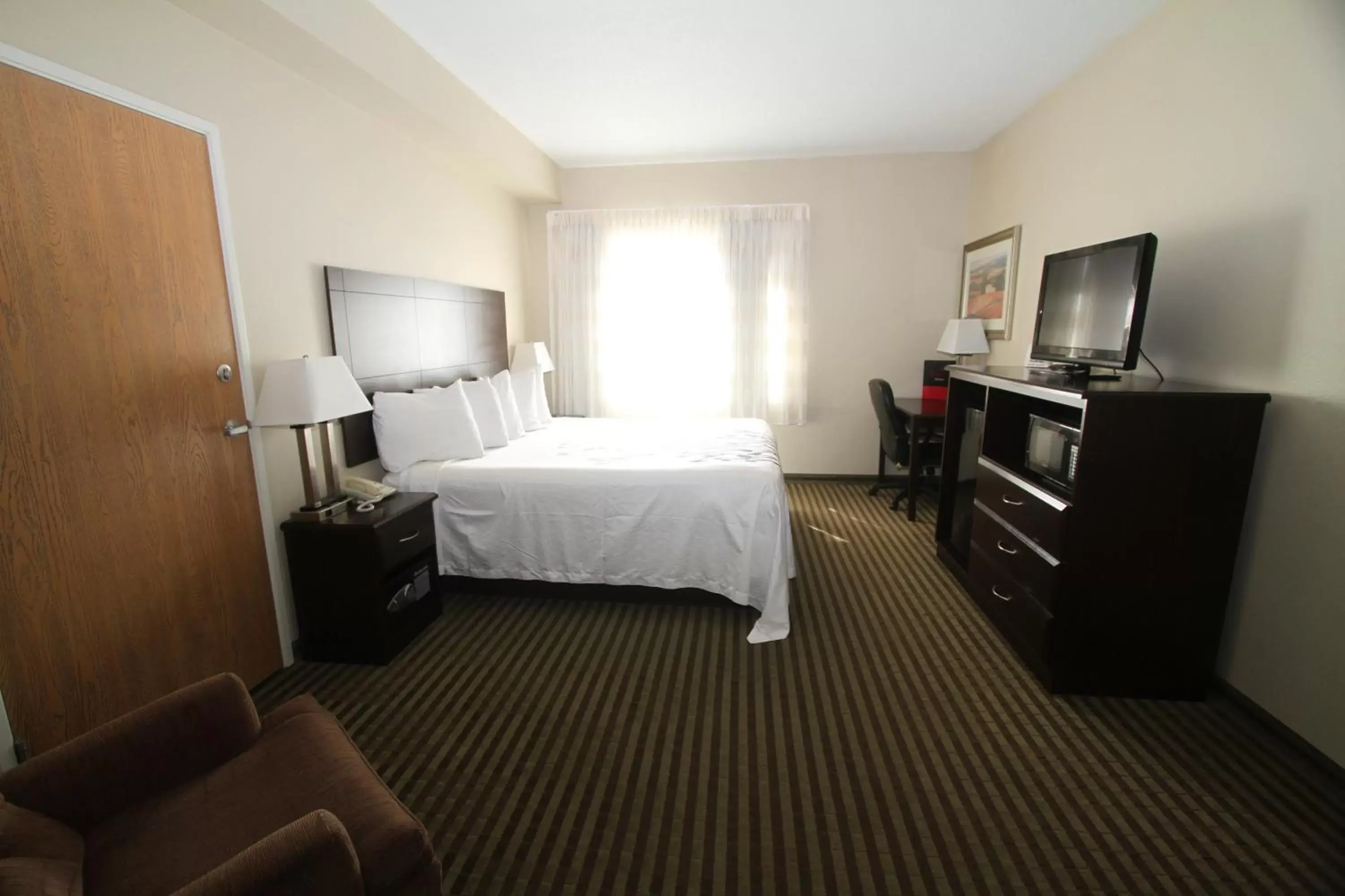 Photo of the whole room, Bed in Bowman Inn and Suites