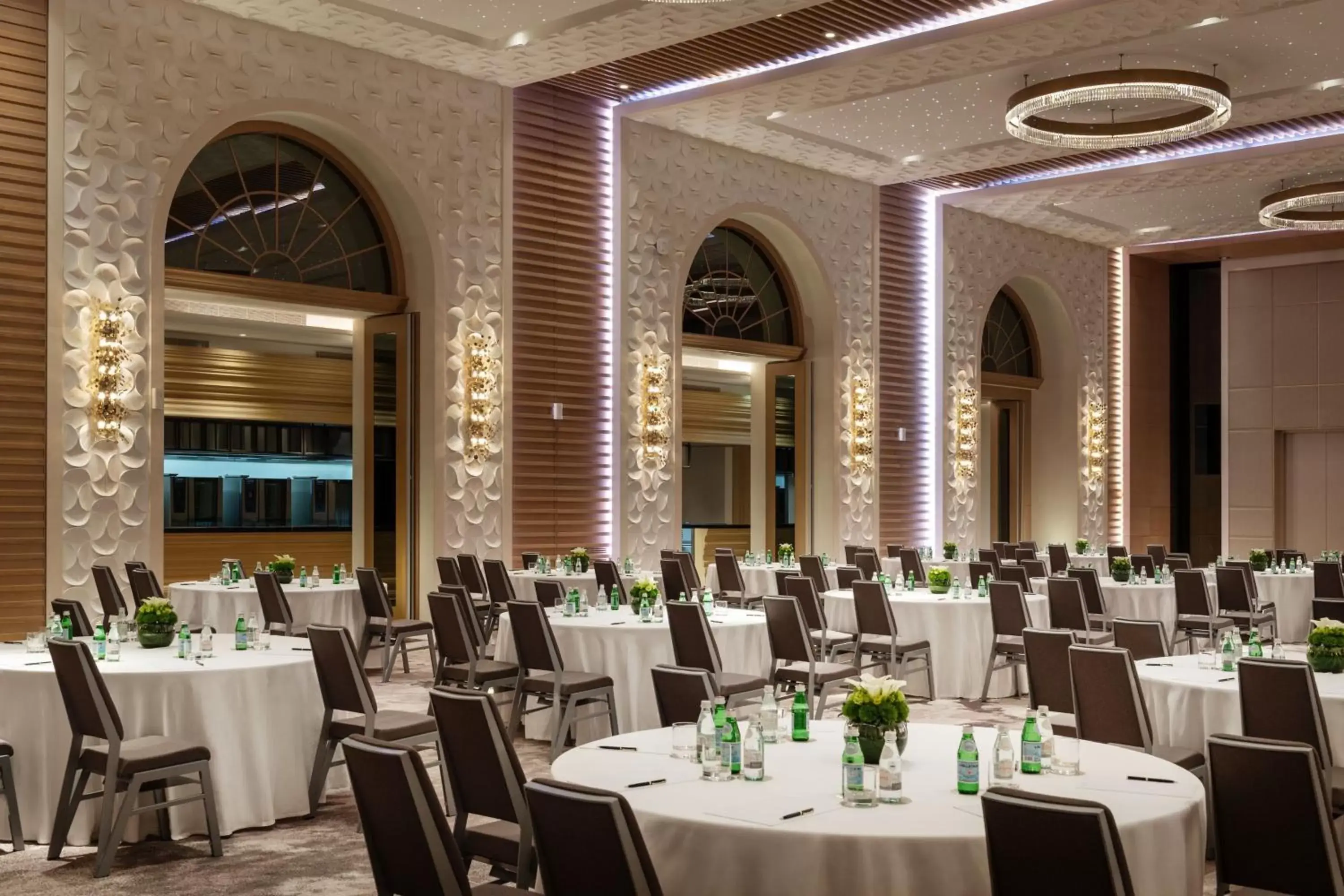 Meeting/conference room, Restaurant/Places to Eat in Le Royal Méridien Doha