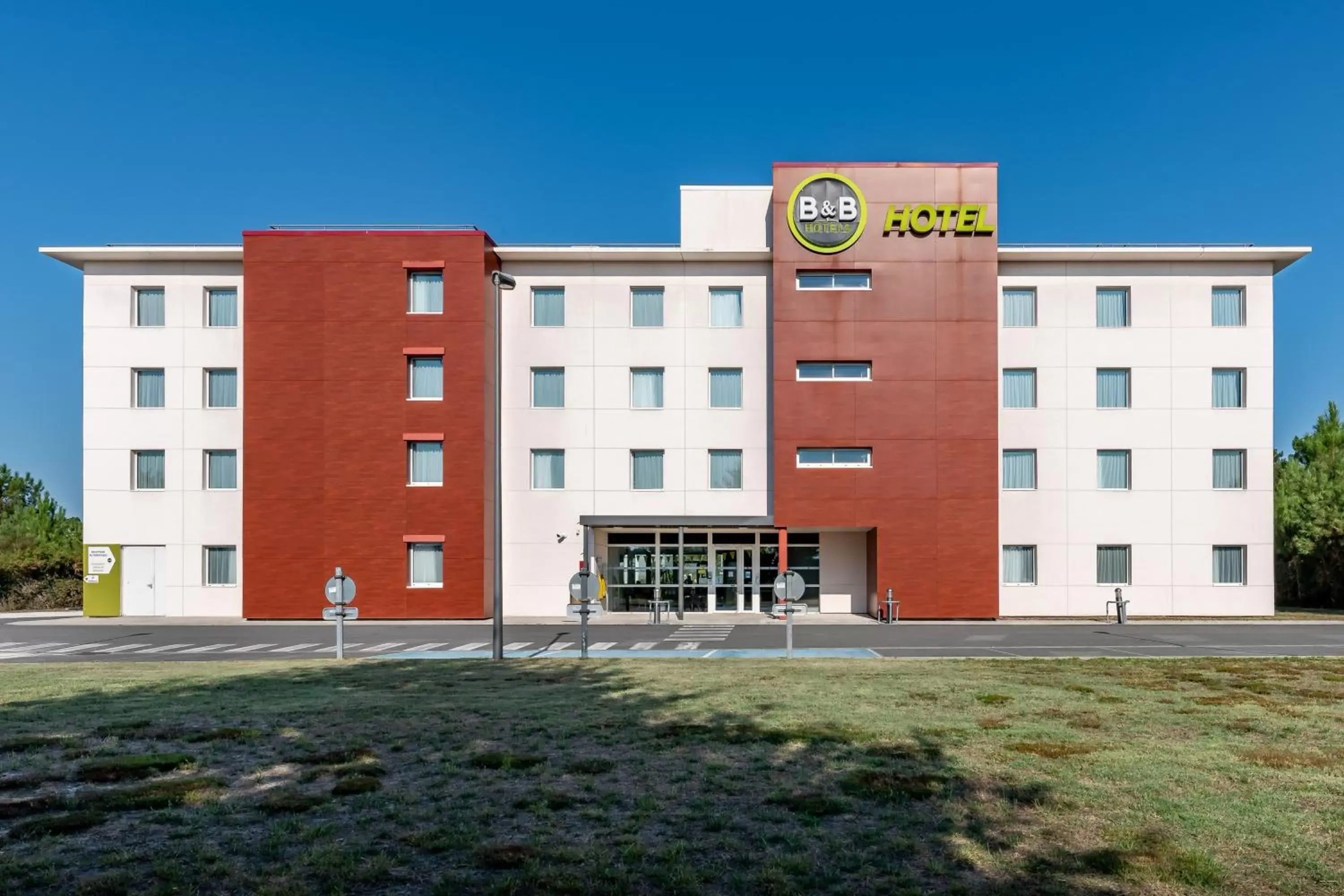 Facade/entrance, Garden in B&B HOTEL Bordeaux Mios