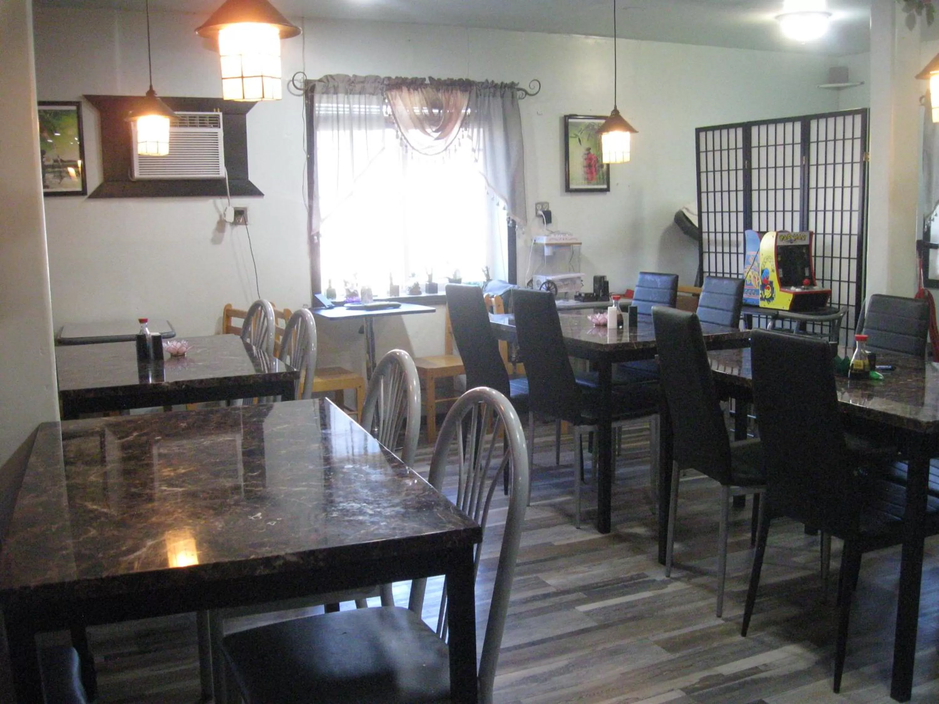 Restaurant/places to eat in Western Motel