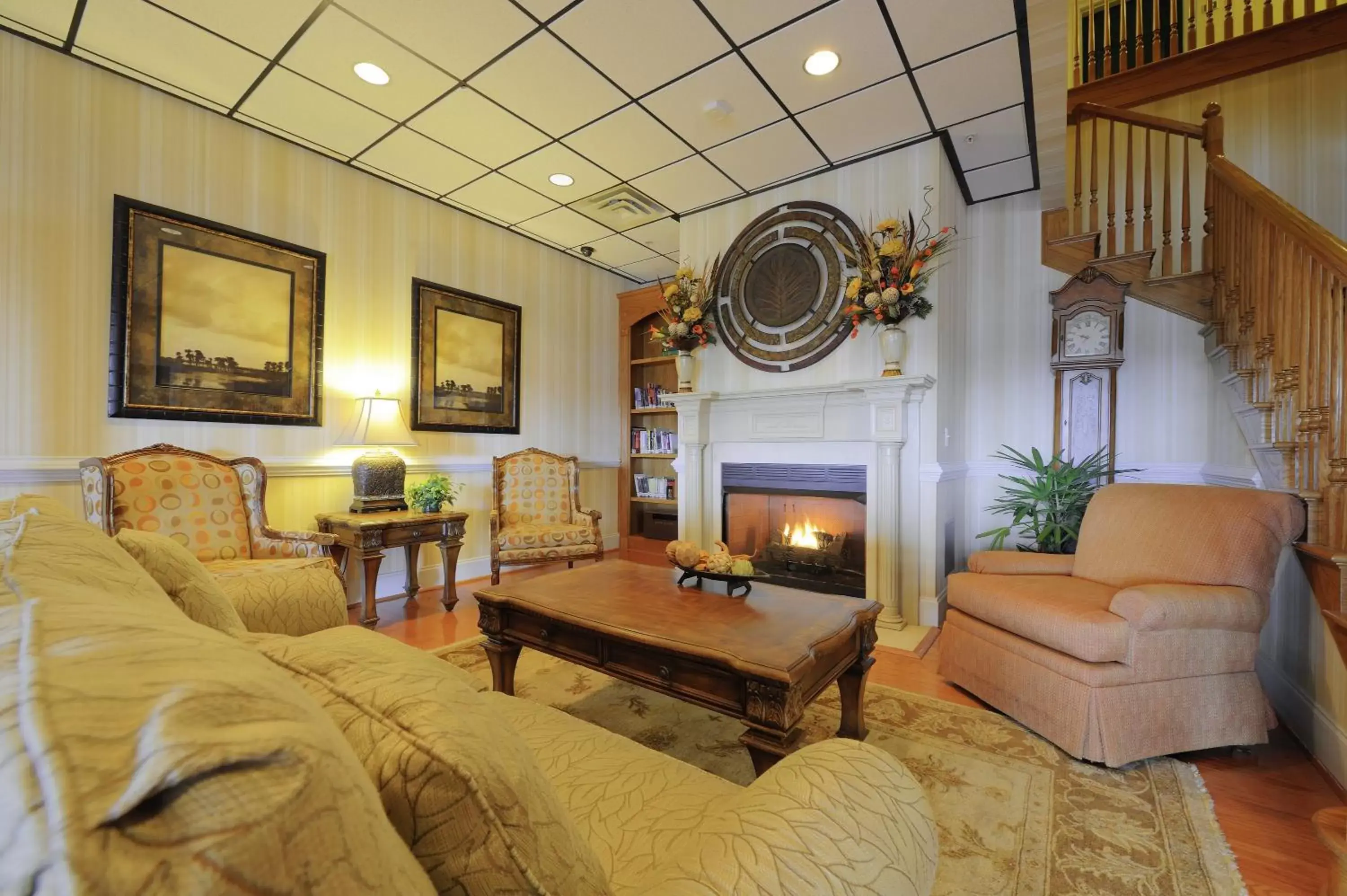 Living room, Seating Area in Country Inn & Suites by Radisson, Orangeburg, SC