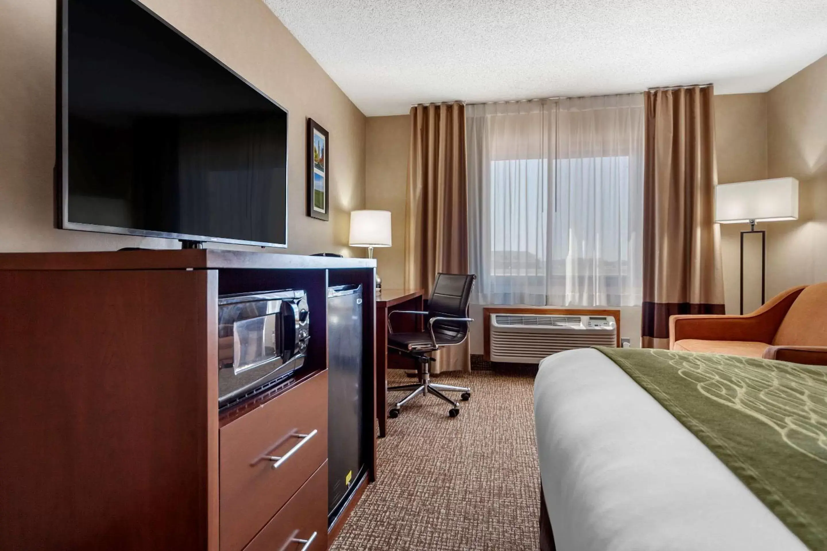 Photo of the whole room, TV/Entertainment Center in Comfort Inn Grand Island North