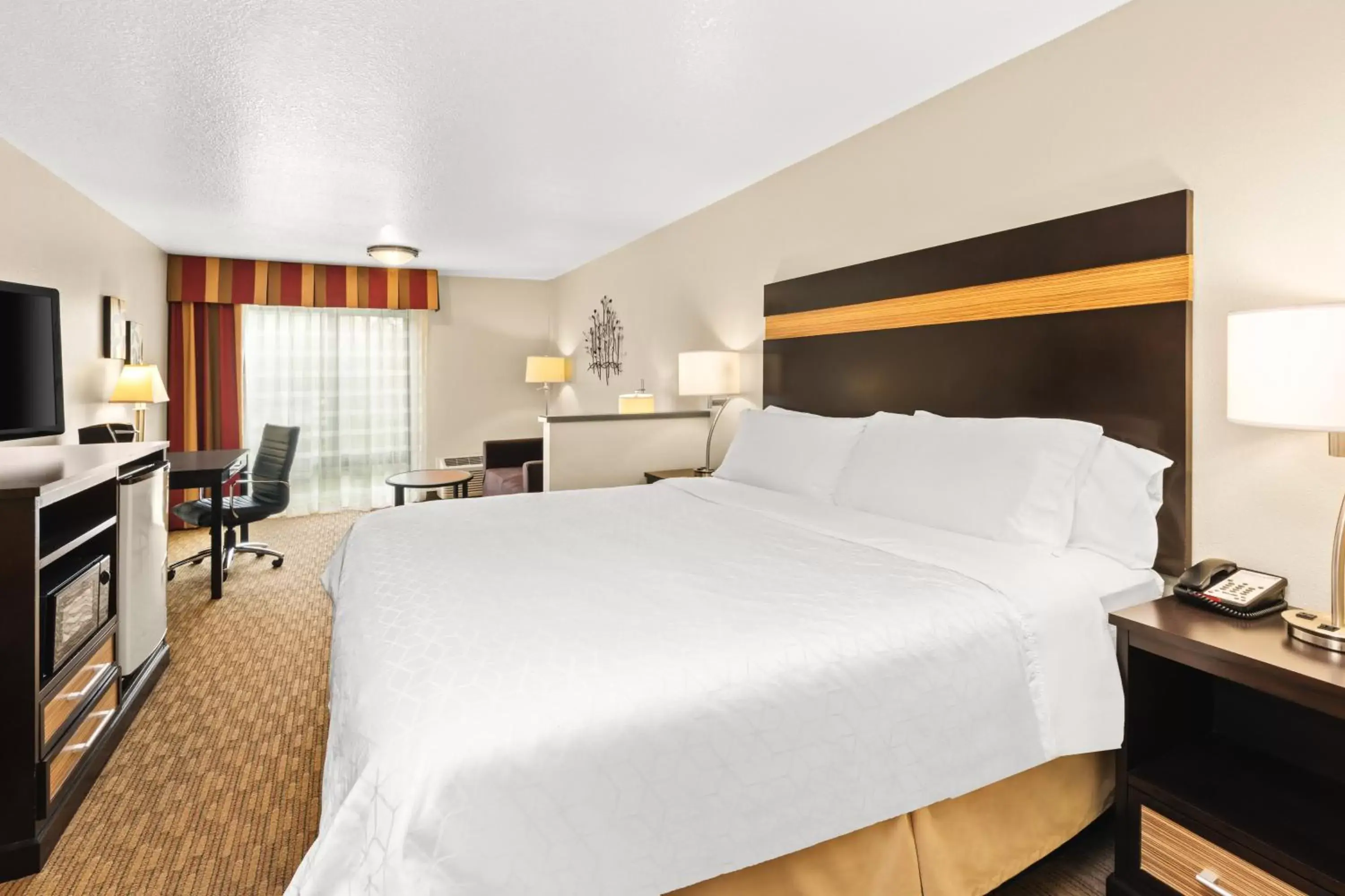 Photo of the whole room, Bed in Holiday Inn Express Portland SE - Clackamas Area, an IHG Hotel