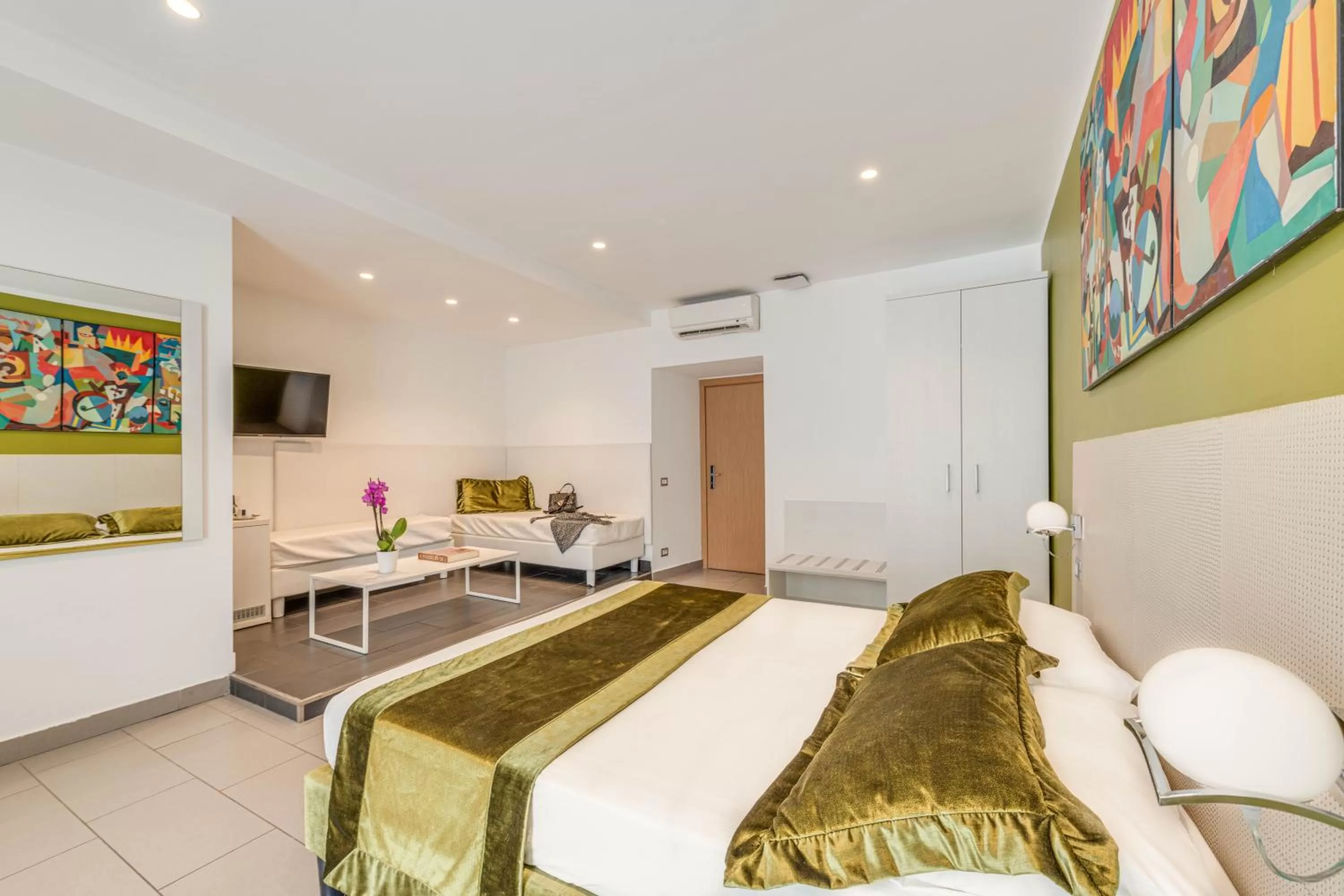 Photo of the whole room, Bed in Trevi Palace Hotel