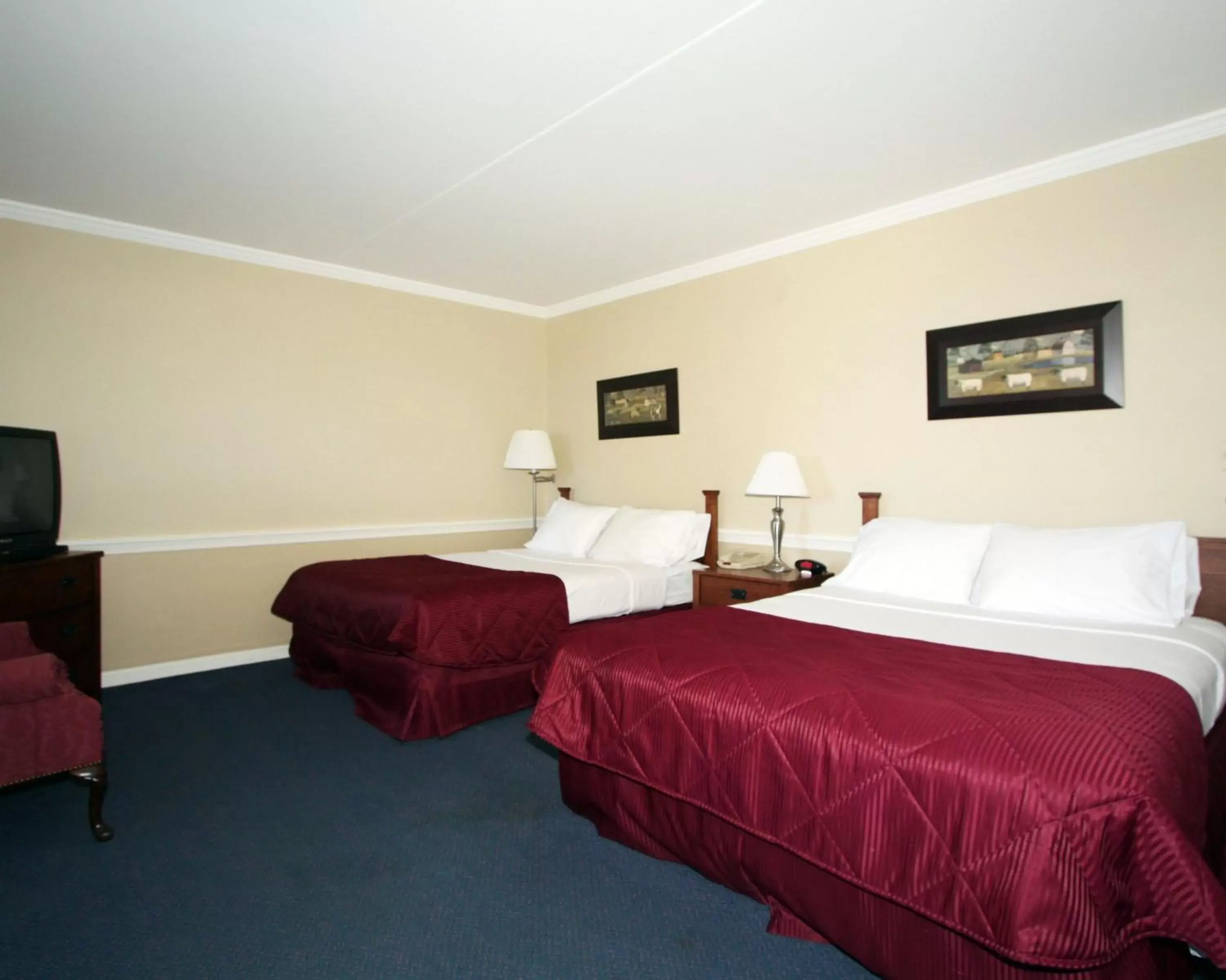 Queen Room with Two Queen Beds - Pet Friendly in Clarion Inn Strasburg - Lancaster