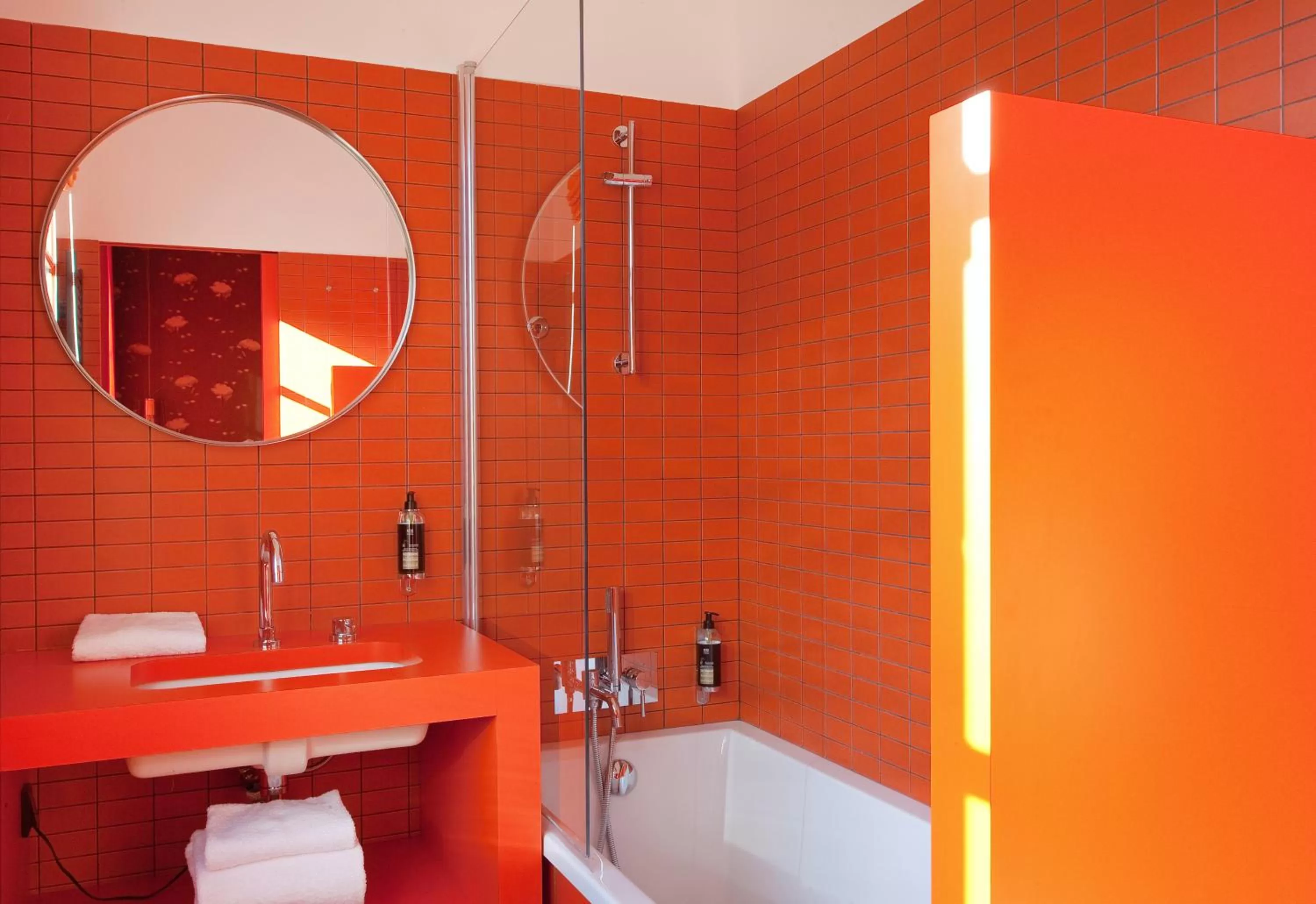 Shower in Hôtel Montmorency & Spa